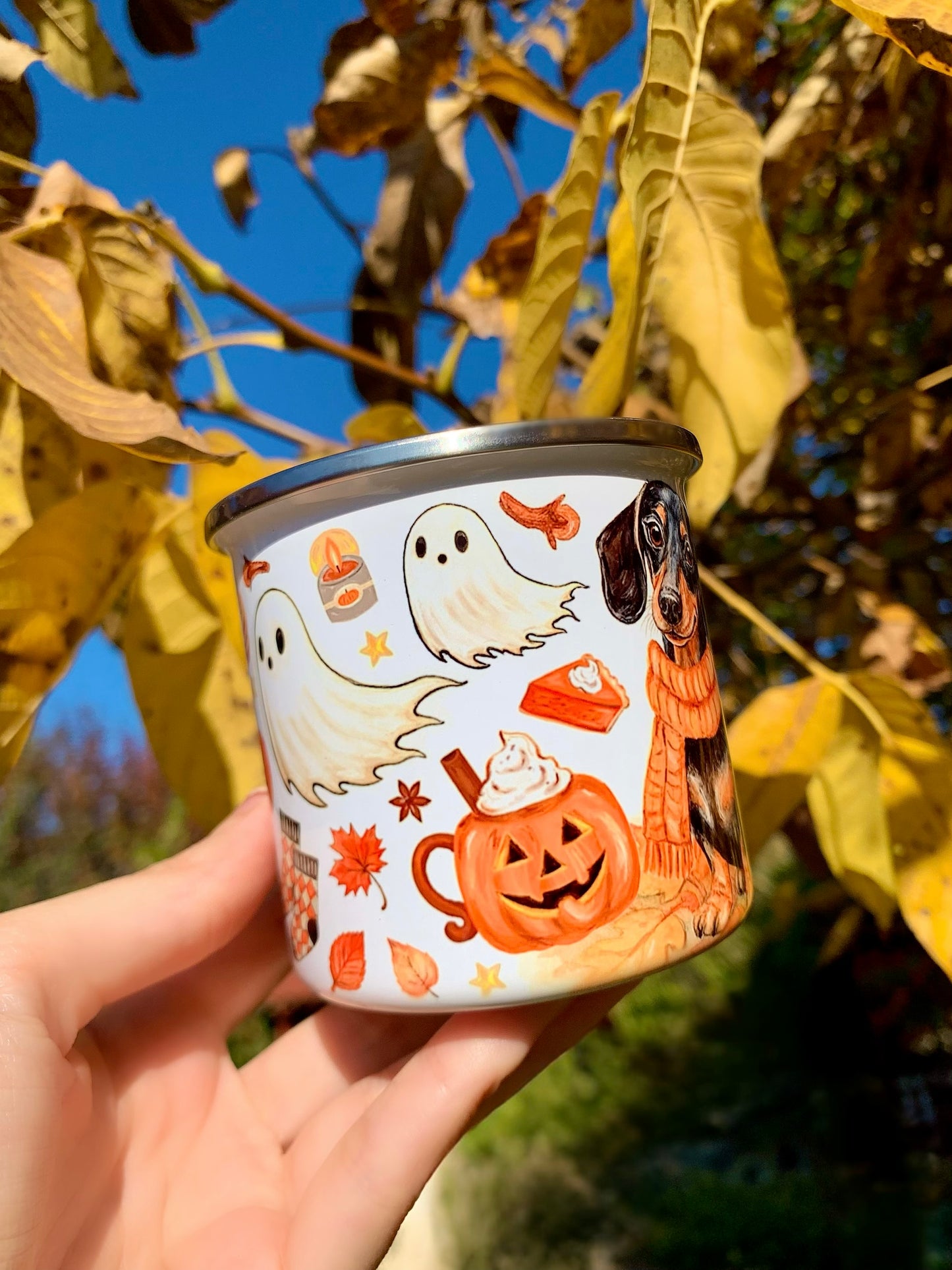 A legaranyosabb őszi tacskós ajándék – kézzel rajzolt és festett bögre, amelyen sárga sálas tacsi, sütőtökök és szellemek idézik meg a Halloween meleg hangulatát. 🍁🎃