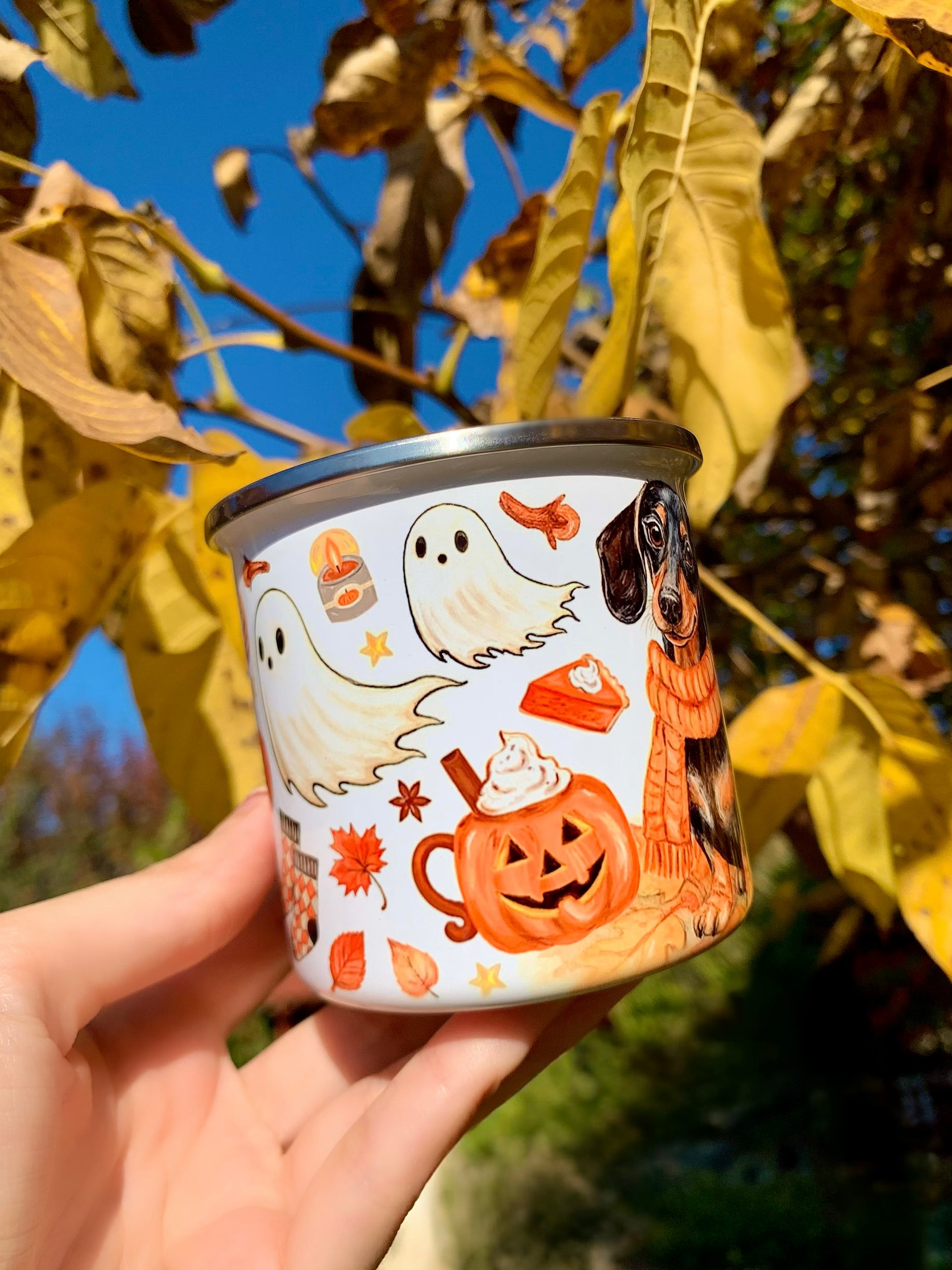 A legaranyosabb őszi tacskós ajándék – kézzel rajzolt és festett bögre, amelyen sárga sálas tacsi, sütőtökök és szellemek idézik meg a Halloween meleg hangulatát. 🍁🎃