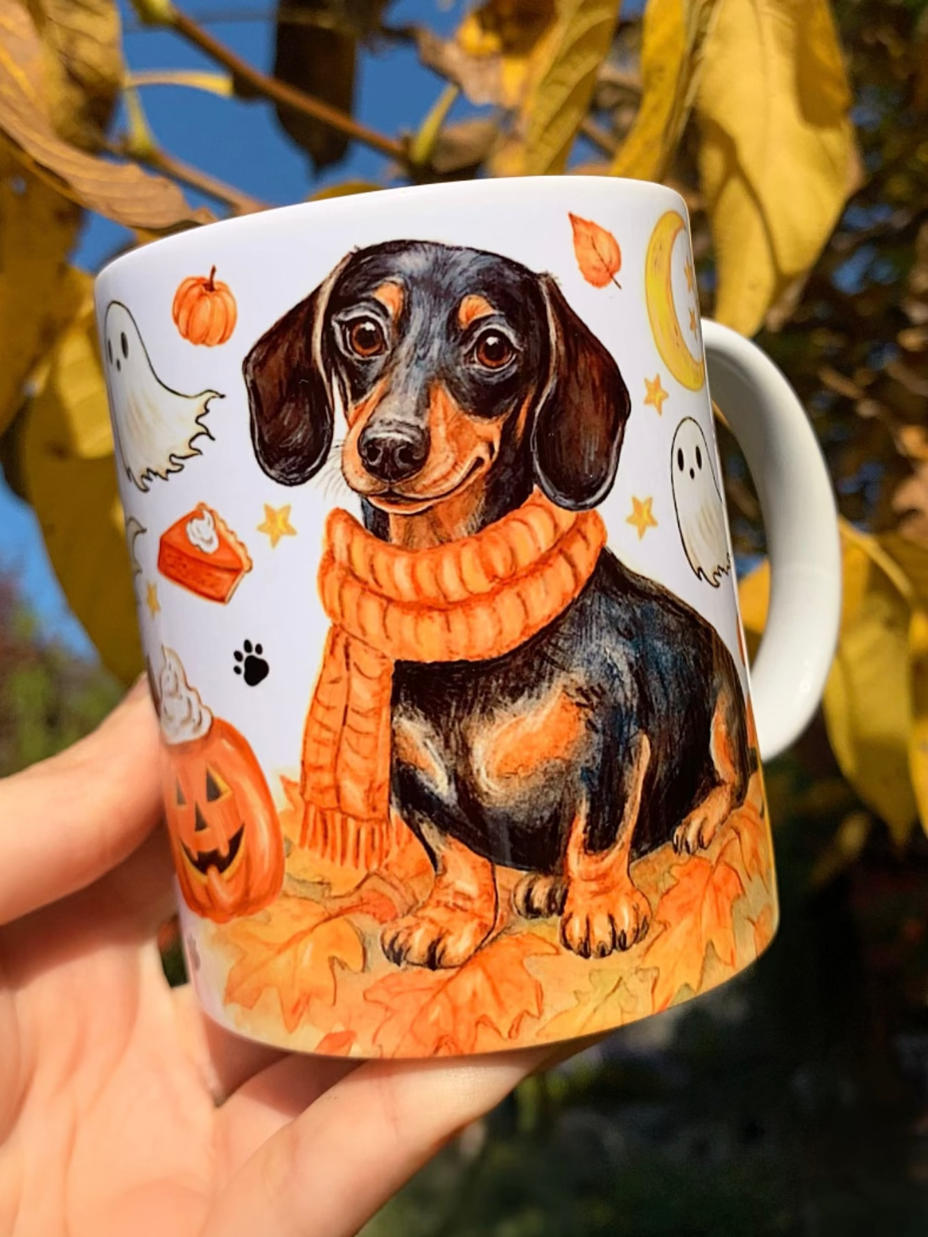 Őszi hangulatú, Halloweeni tacskós ajándékbögre kézzel festett illusztrációkkal: cser tacskó, sütőtökök, szellemek és falevelek díszítik. 🎃 Különleges, egyedi ajándék tacskórajongóknak. 🍁