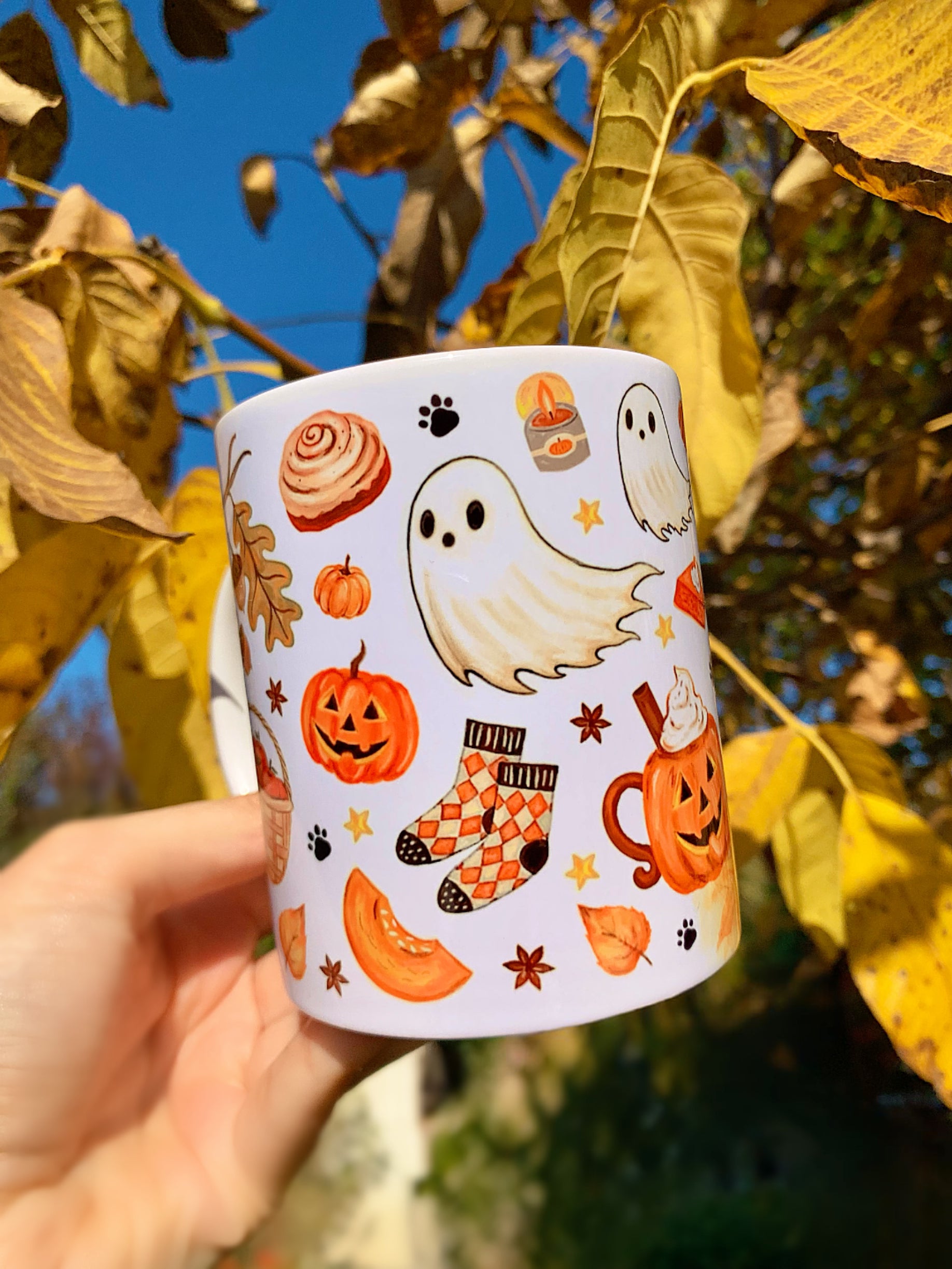 Egyedi tacskós bögre őszi motívumokkal és pumpkin mintákkal – kézzel festett, prémium kivitelű kutyás ajándék, amely feldobja minden gazdi kávézós pillanatait. ☕🐶