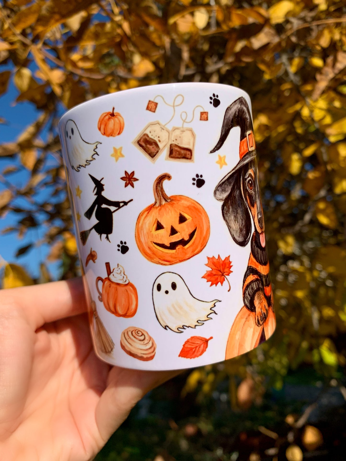 Őszi halloweeni tacskós bögre kézzel festett mintával, cser színű tacskóval és kézzel rajzolt tökös, boszorkányos, őszi kávés motívumokkal, különleges ajándék tacskó gazdiknak.