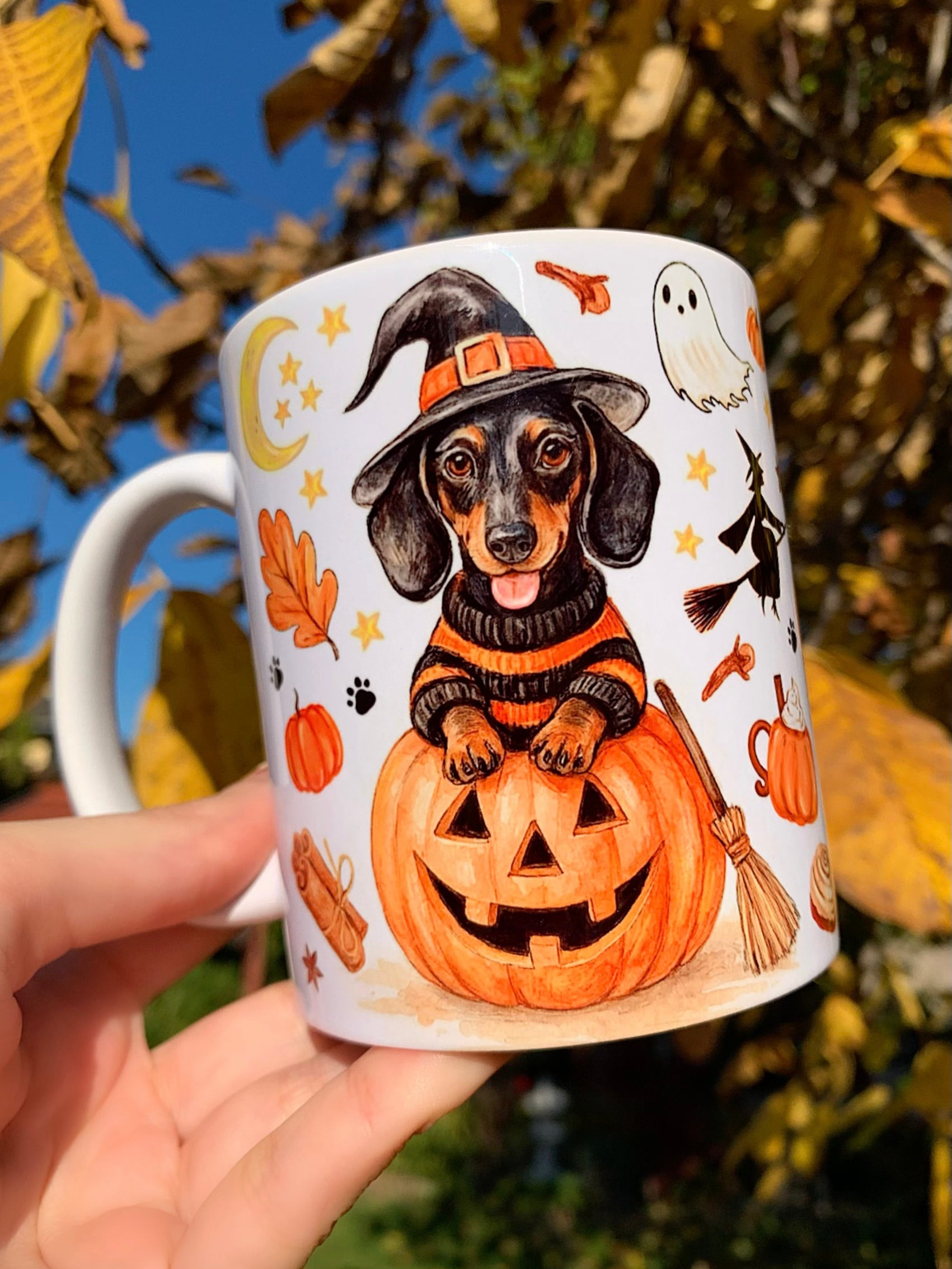 Prémium iparművészeti halloweeni tacskós bögre, kézzel festett és rajzolt cser tacskóval, boszorkányos és őszi kávézós hangulatot idéző motívumokkal.