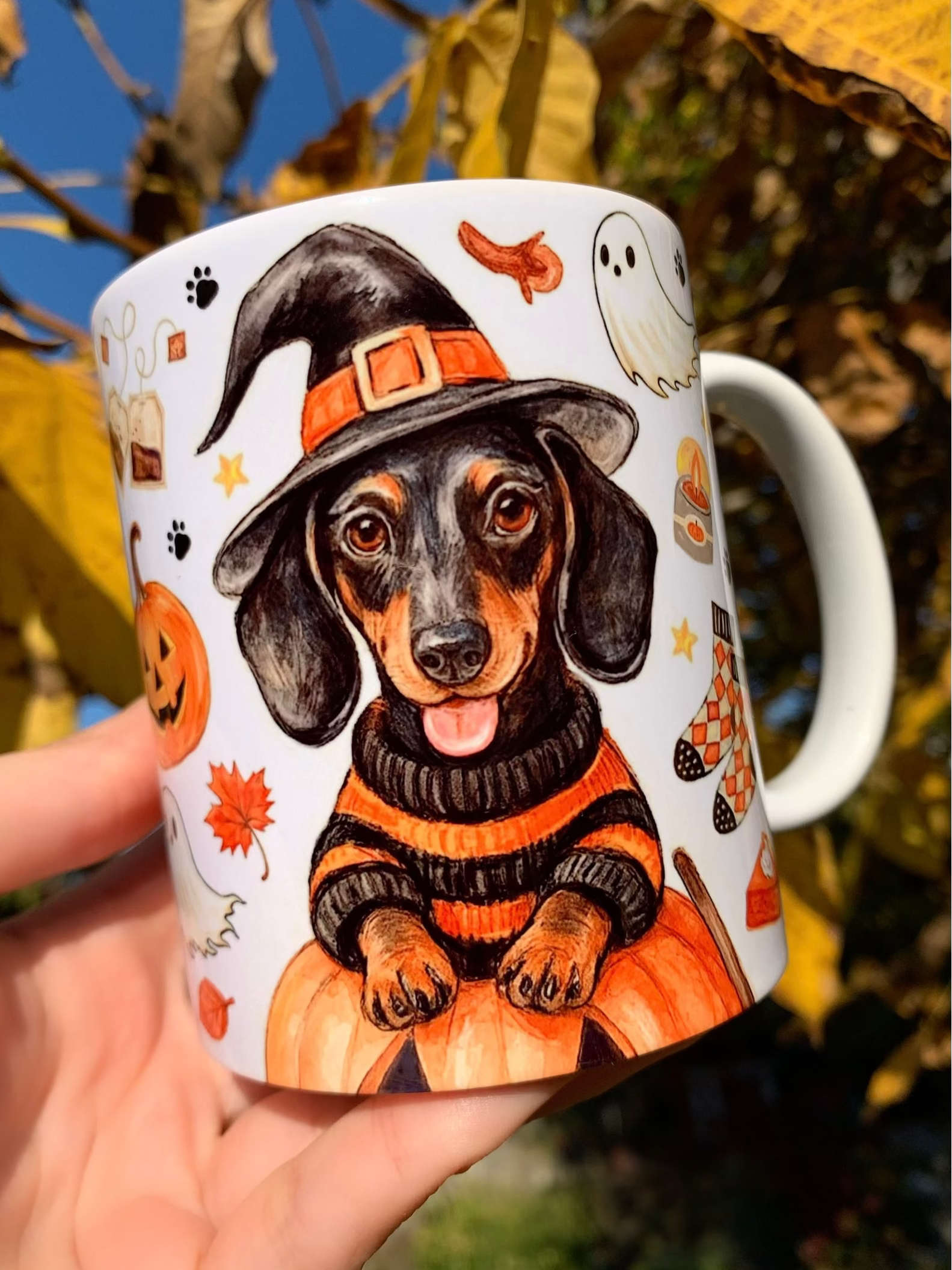 Prémium minőségű halloweeni tacskós bögre, kézzel festett és rajzolt cser tacskó mintás bögre, boszorkányos és őszi kávézós hangulatot idéző motívumokkal, Tökéletes ajándék tacskó gazdiknak