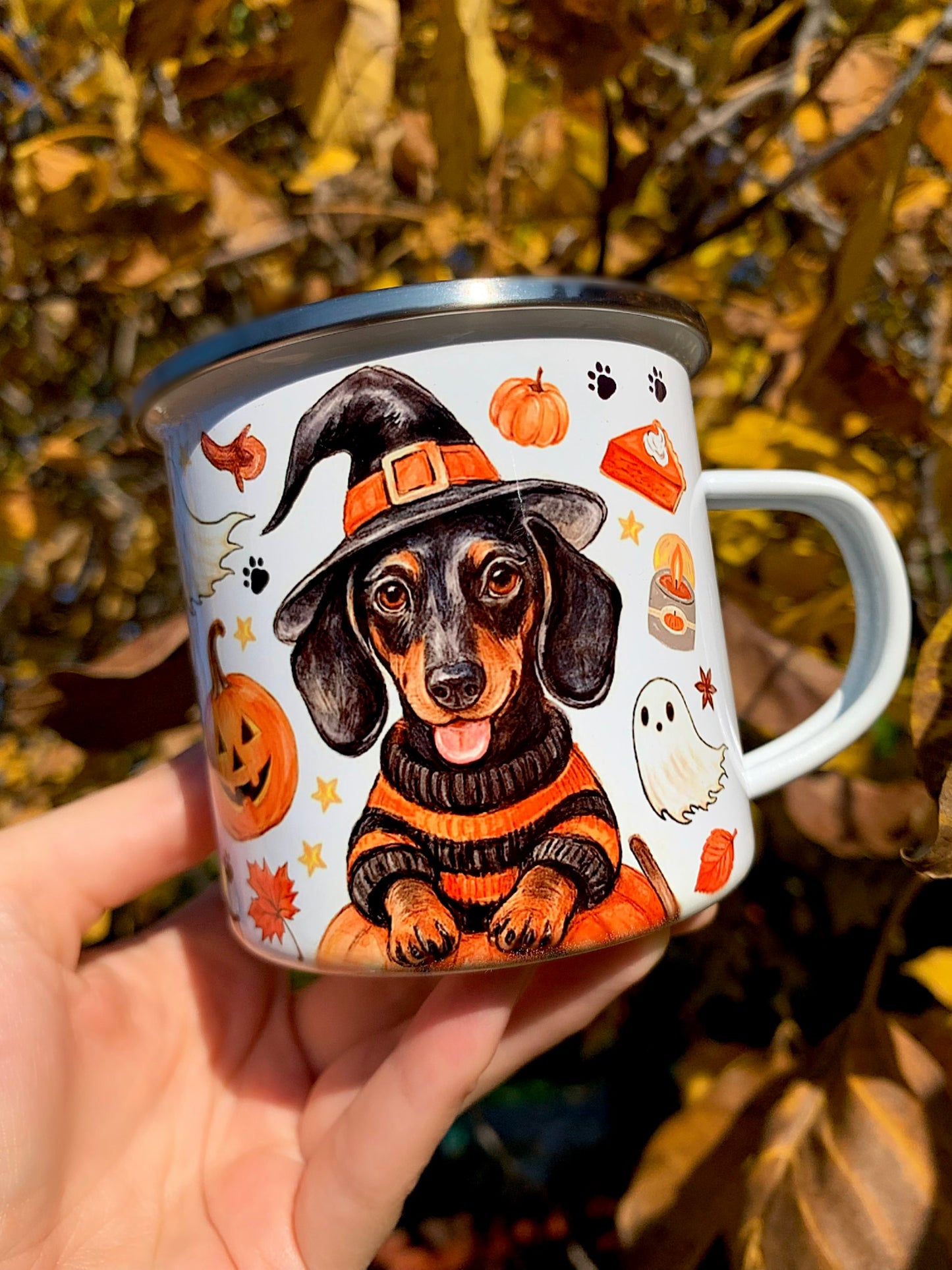 Halloweeni tacskós fém bögre kézzel festett pumpkin és boszis mintával. Tacskó akvarelles illusztráció szellemekkel és őszi dekorokkal.