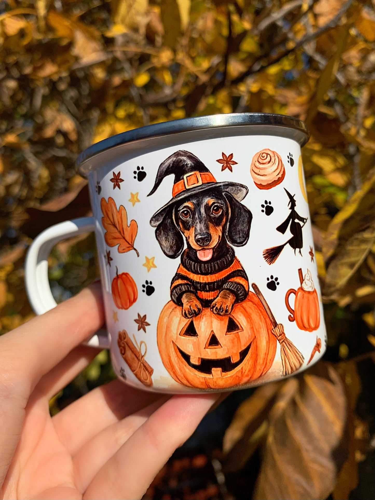 Halloweeni Tacskós fém bögre - Kézzel festett Tacskó Halloweeni Pumpkin és Boszis szellemes őszi mintával