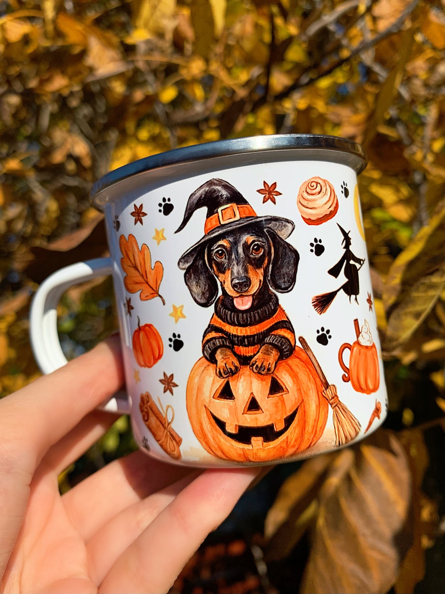 Tacskós őszi halloweeni fém bögre pumpkin tökös grafikával. Kézzel rajzolt szellemek, makkok és őszi levelek egészítik ki a mintát.