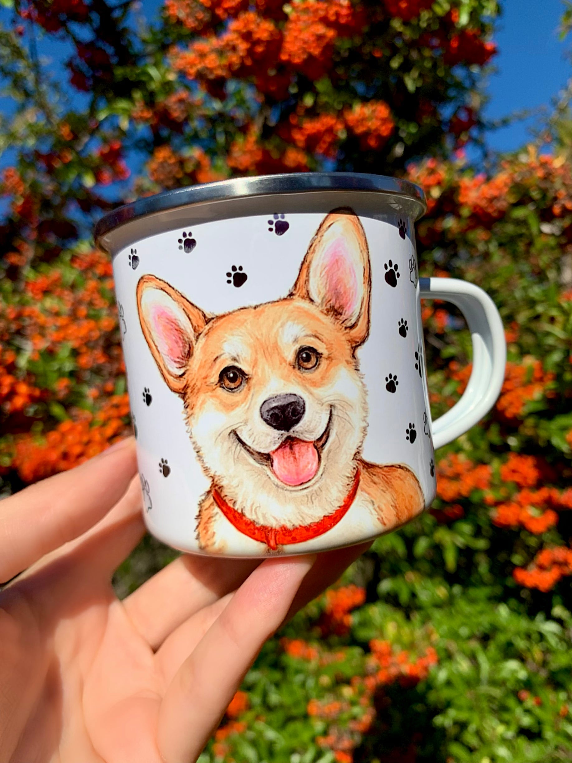 Prémium iparművészeti Corgi bögre részletgazdag illusztrációval, amely tökéletesen visszaadja a kutya kedvességét és élettel teli karakterét. A kézzel festett Corgi kutya kétoldalas grafikája mellett választható piros szívecskés vagy mancsnyomatos háttér.