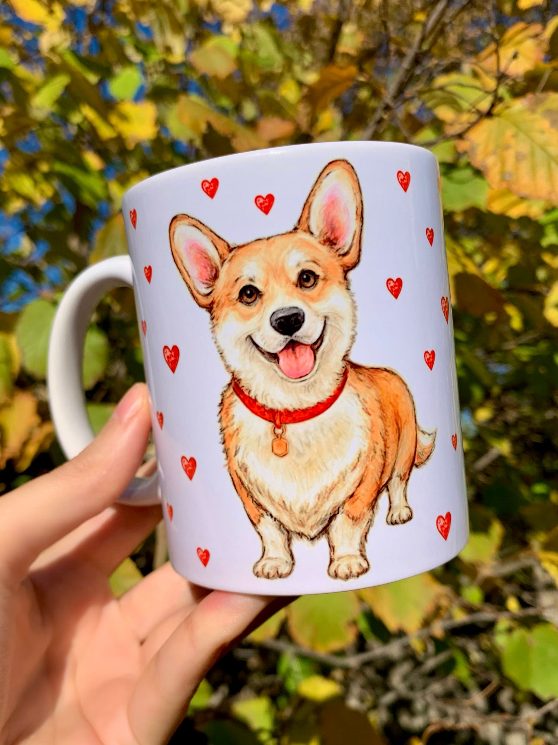 Corgi bögre kézzel festett mintával, amelyet a szerethető, játékos és barátságos Corgi kutyák inspiráltak. A pirosas szív minták és a finoman árnyalt ecsetvonások prémium, iparművészeti minőséget tükröznek. Ideális ajándék kutyás szeretteidnek!