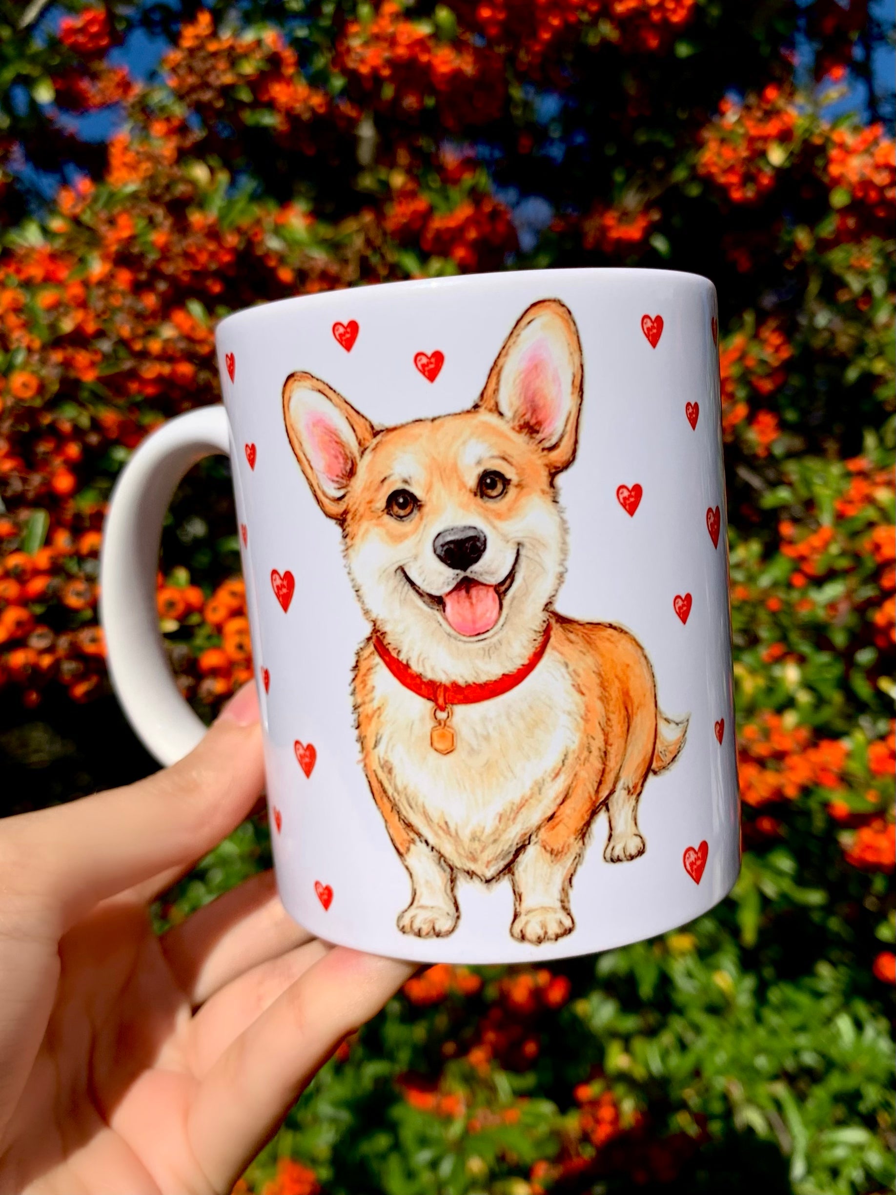 Kutyás kerámia bögre mosolygó Corgi illusztrációval és apró szíves mintával – egyedileg kézzel festve. A részletgazdag akvarellhatású rajz tökéletesen visszaadja a fajta báját, így a bögre nemcsak használati tárgy, hanem művészi értéket képviselő kutyás ajándék is.