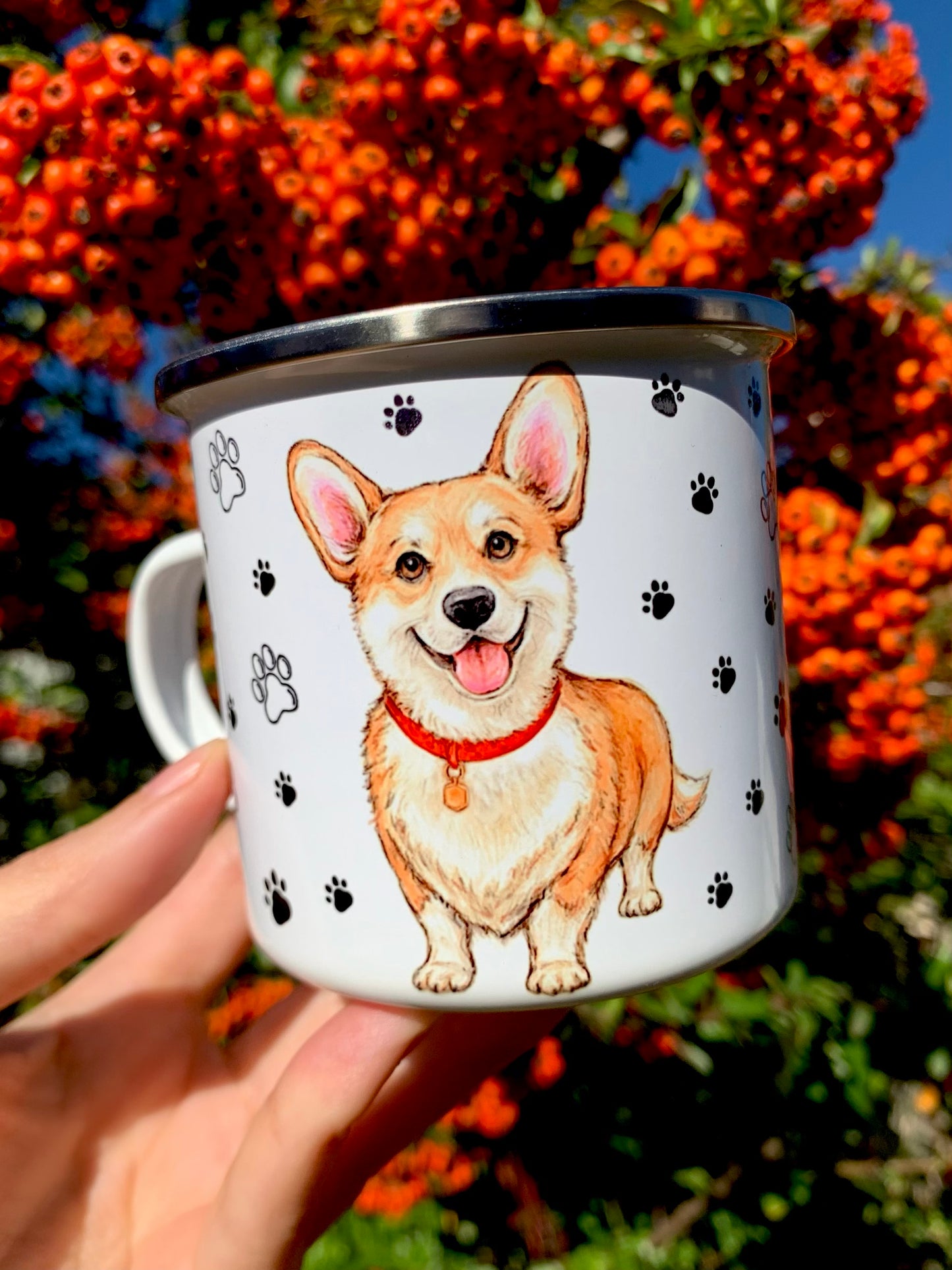 Prémium minőségű Corgi bögre, kétféle választható háttérrel: romantikus piros szív mintás vagy játékos mancsnyomatos díszítéssel. A kézzel festett Corgi portré és teljes alakos illusztráció a fajta barátságos, életvidám természetét idézi meg.