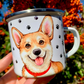 Kézzel festett Corgi kutyás fém bögre Pusztai Juci iparművésztől, részletgazdag, mosolygó Corgi portréval és egész alakos kutyagrafikával. A háttér kétféle változatban választható – apró piros szívecskés vagy fekete mancsnyomatos mintával –, prémium, kézműves ajándék minden Corgi gazdinak és kutyabarátnak. ❤️🐶☕