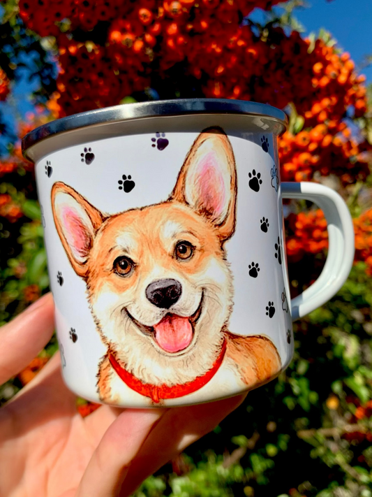 Kézzel festett Corgi kutyás fém bögre Pusztai Juci iparművésztől, részletgazdag, mosolygó Corgi portréval és egész alakos kutyagrafikával. A háttér kétféle változatban választható – apró piros szívecskés vagy fekete mancsnyomatos mintával –, prémium, kézműves ajándék minden Corgi gazdinak és kutyabarátnak. ❤️🐶☕