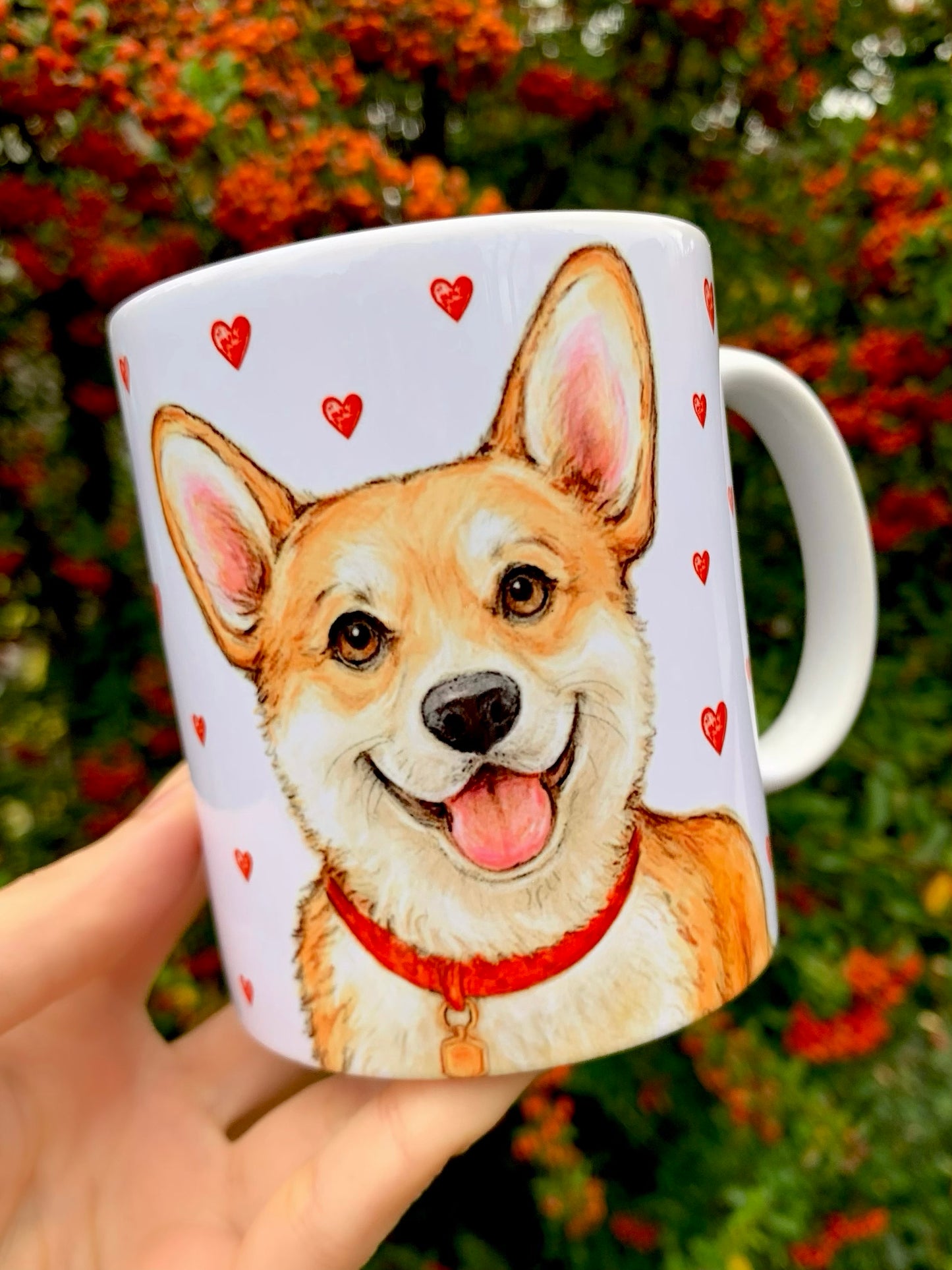 Egyedi Corgi kutyás ajándék, amely kézzel rajzolt és festett illusztrációval készült. A bögre egyik oldalán közelről megfestett Corgi arc, a másik oldalán egész alakos kutya látható, rózsaszínes apró szívekkel körülvéve – tökéletes választás kutyás kávézásokhoz és teázós pillanatokhoz.
