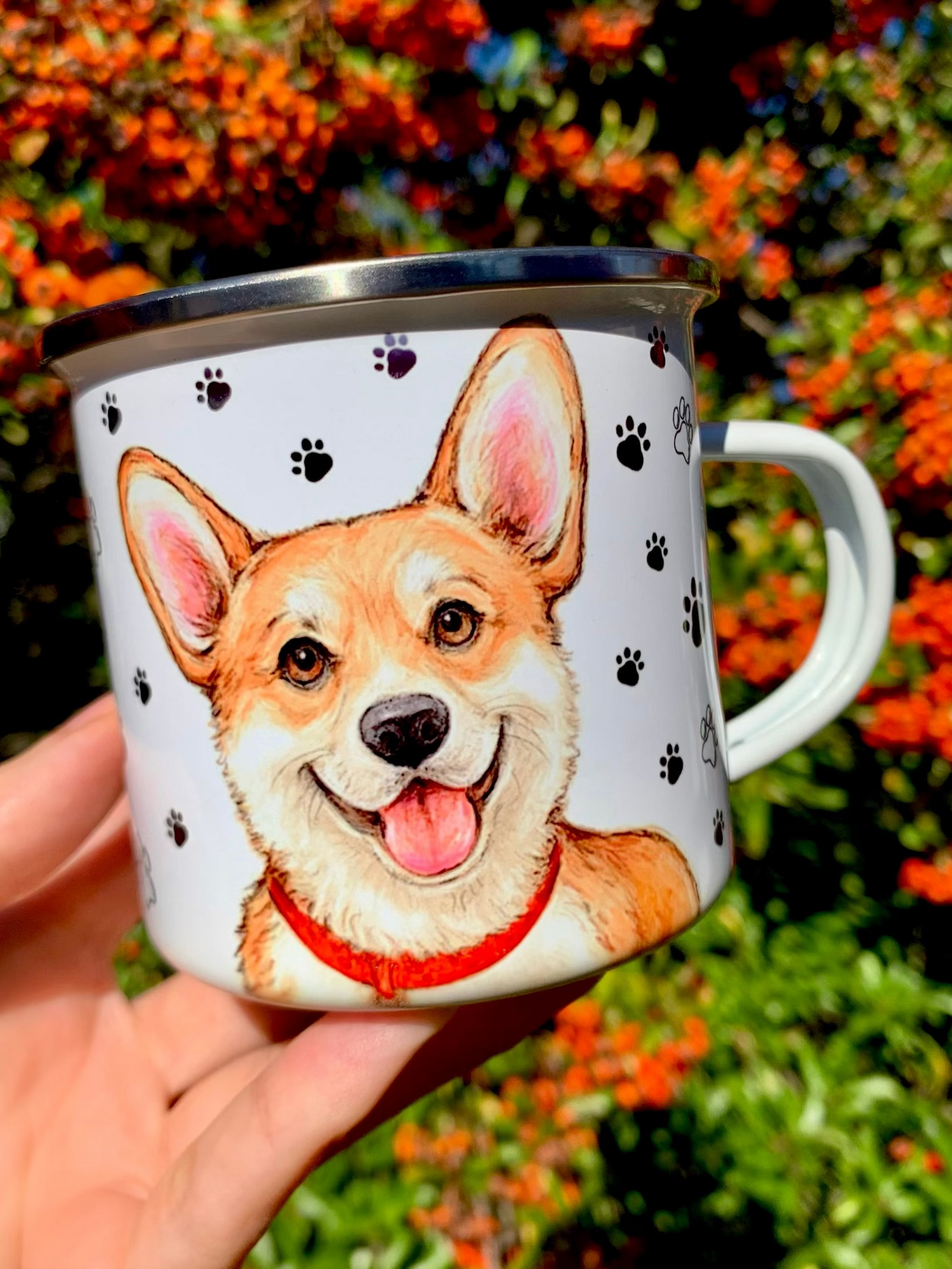 Kutyás ajándék Corgi gazdiknak – ez a kézzel festett fém bögre tökéletes választás. A kétoldalas Corgi minta (portré és egész alakos kutya) mellett választható piros szívecskés vagy fekete mancsos háttér díszíti. Prémium, kézműves kutyás ajándék minden alkalomra. ☕🐾