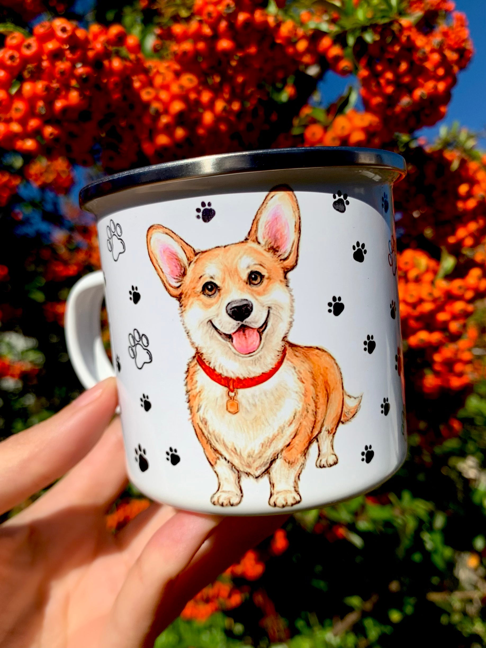 Corgi kutyás fém bögre – kézzel festett, kézműves kutyás ajándék Pusztai Juci iparművésztől. Az egyik oldalon mosolygó, piros nyakörves Corgi portré, a másikon egész alakos illusztráció látható. A mancsos és szíves díszítés különleges, szeretetteljes részleteket ad a bögrének. ❤️🐶