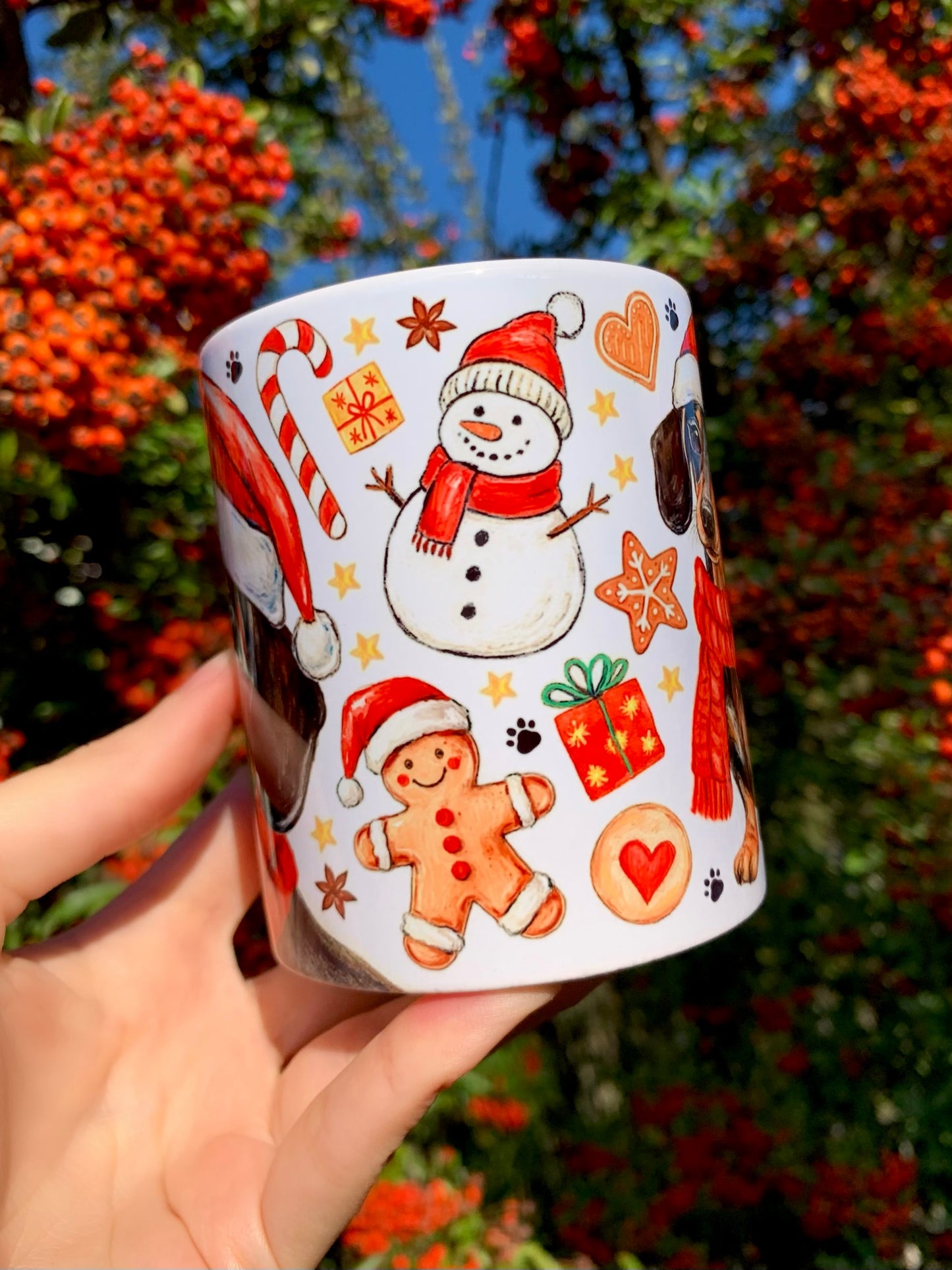 Kutyás kerámia bögre karácsonyi tacskó mintával és apró ünnepi díszekkel. A cser tacskó mikulássapkában ül a bögrén. Tökéletes ünnepi ajándék tacskó gazdiknak.