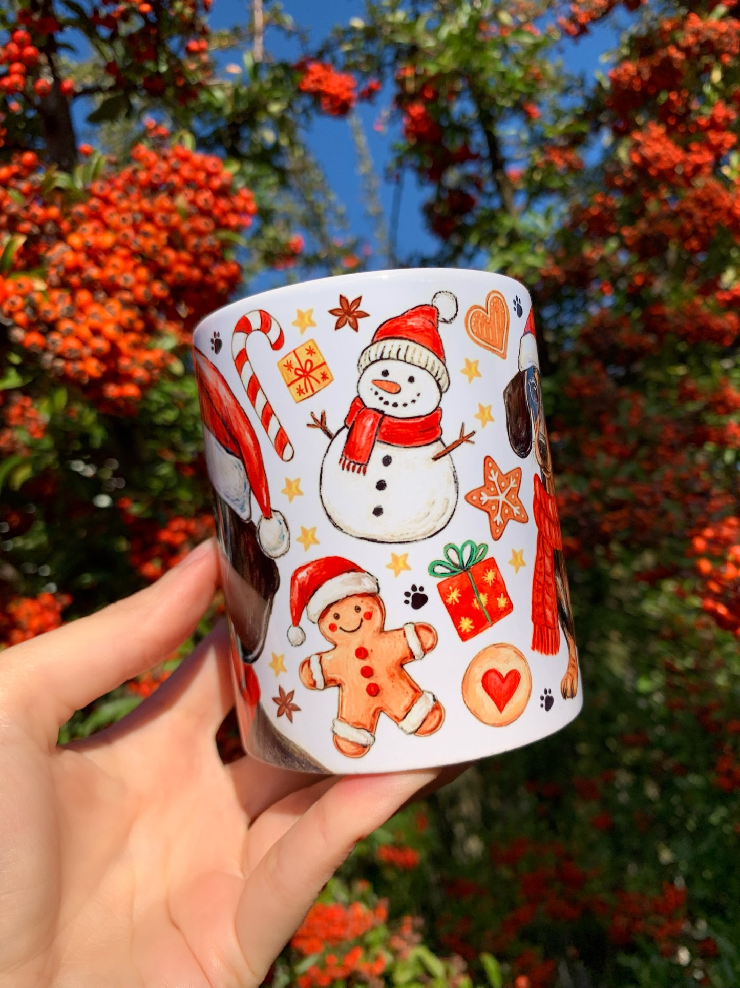 Karácsonyi Tacskós bögre - Kézzel festett Tacskó Mikulás sapkás és sálas karácsonyi mintával