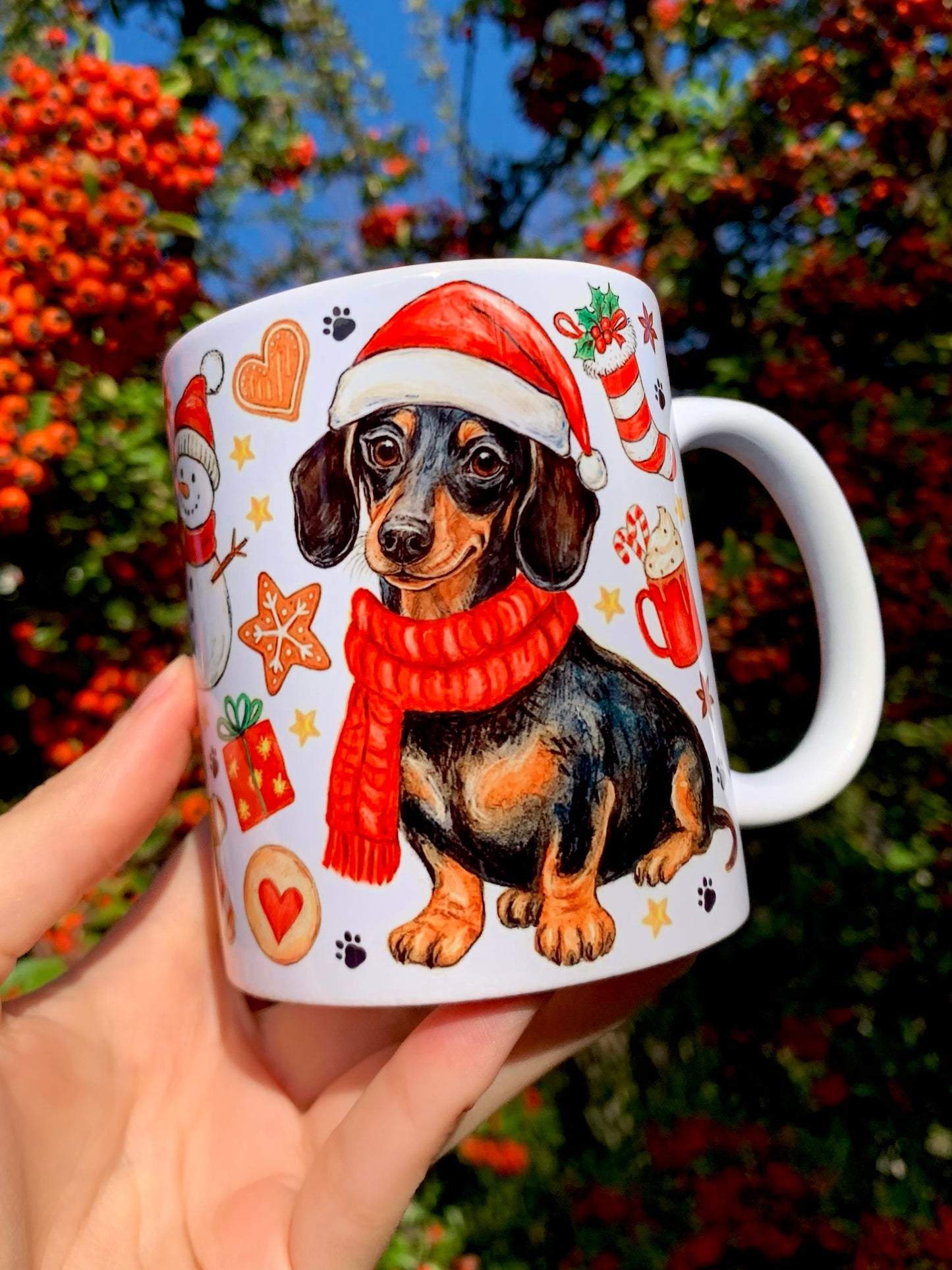 Karácsonyi Tacskós bögre - Kézzel festett Tacskó Mikulás sapkás és sálas karácsonyi mintával