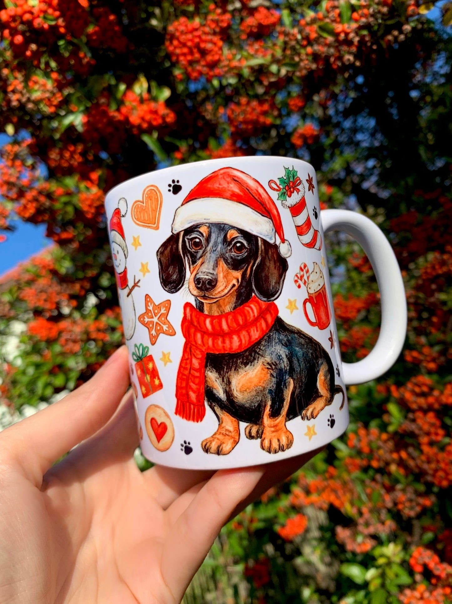 Karácsonyi Tacskós bögre - Kézzel festett Tacskó Mikulás sapkás és sálas karácsonyi mintával