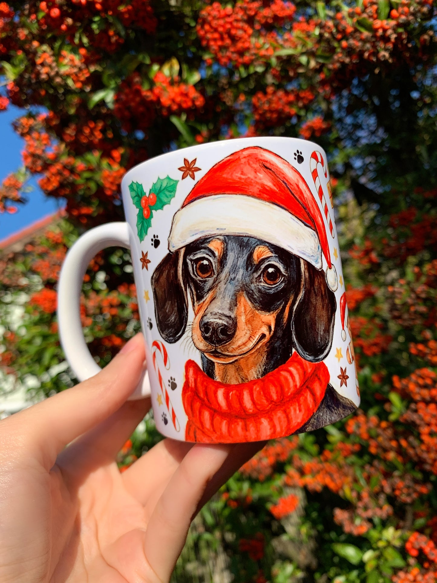 Karácsonyi Tacskós bögre - Kézzel festett Tacskó Mikulás sapkás és sálas karácsonyi mintával