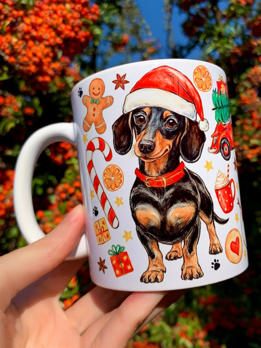 Tacskós bögre karácsonyi mintákkal. Karácsonyi kerámia bögre kézzel festett tacskó illusztrációval és piros nyakörvvel. A minta részletes akvarell árnyalatokat és ünnepi motívumokat tartalmaz. Stílusos, kézműves hatású ünnepi ajándék