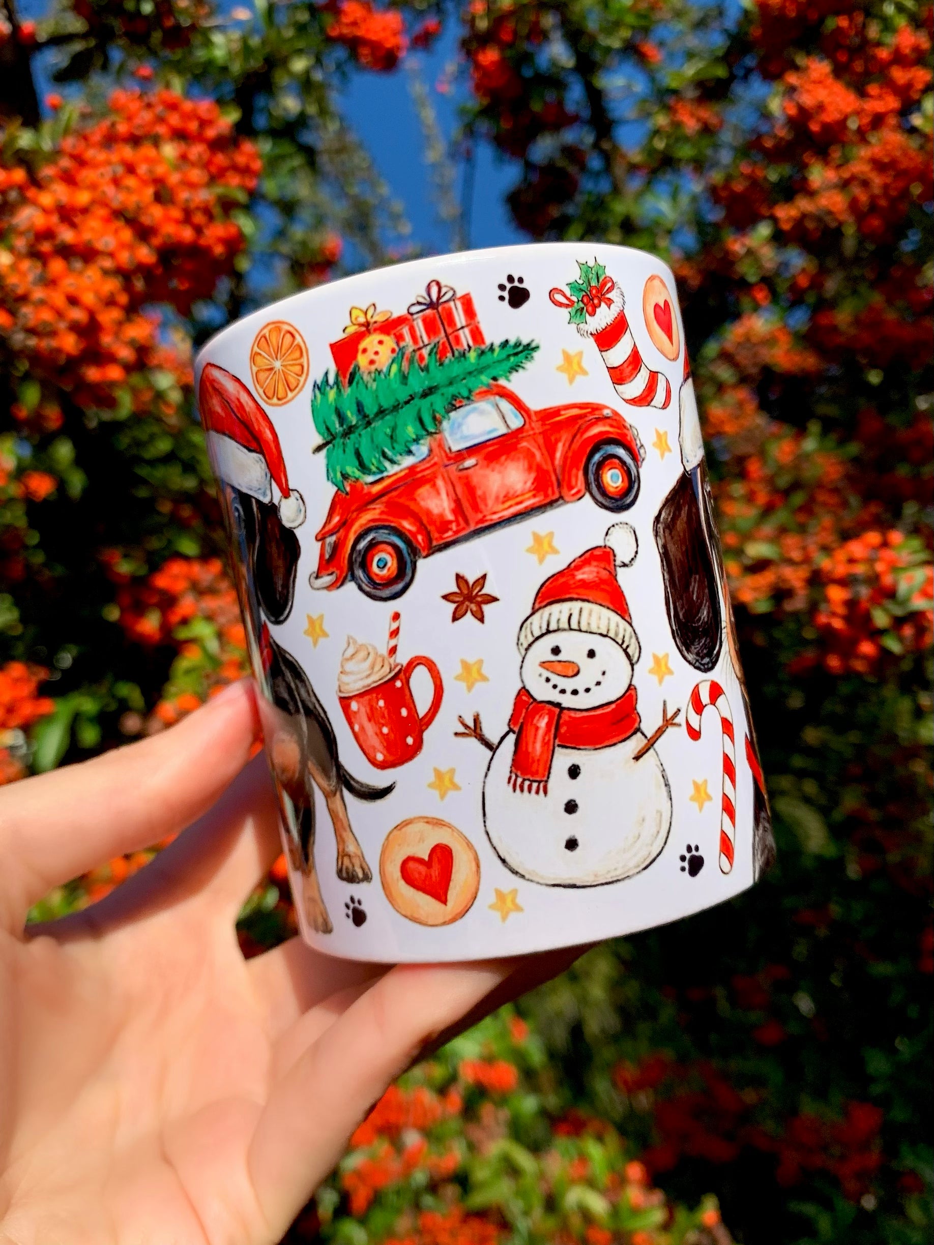 Prémium karácsonyi bögre akvarelles tacskó mintával és piros nyakörvvel. A kézzel festett részletek művészi, természetes textúrát adnak a grafikának. Tökéletes karácsonyi ajándék kutyabarátoknak.