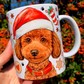 Kézzel festett, karácsonyi Toy Poodle kutyás kerámia bögre Pusztai Juci iparművésztől. Ha te is Toy Poodle gazdi vagy, esetleg Maltipoo vagy Cavapoo kutyusod van akkor ez a bögre tökéletes számodra. Részletgazdag barna uszkár portréval és Mikulássapkás, ünnepi teljes alakos kutyus mintával. Mézeskalács, karácsonyi cukorka és fenyőág motívumok díszítik a bögrét. Prémium kézműves ajándék uszkár gazdiknak.