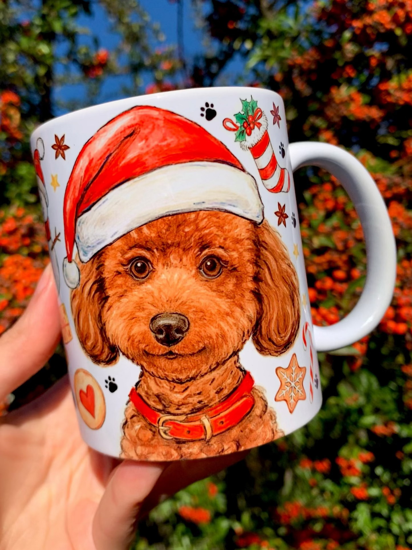 Kézzel festett, karácsonyi Toy Poodle kutyás kerámia bögre Pusztai Juci iparművésztől. Ha te is Toy Poodle gazdi vagy, esetleg Maltipoo vagy Cavapoo kutyusod van akkor ez a bögre tökéletes számodra. Részletgazdag barna uszkár portréval és Mikulássapkás, ünnepi teljes alakos kutyus mintával. Mézeskalács, karácsonyi cukorka és fenyőág motívumok díszítik a bögrét. Prémium kézműves ajándék uszkár gazdiknak.