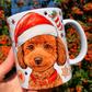Festett karácsonyi Toy Poodle bögre barna, göndör szőrű uszkárral és kézzel rajzolt karácsonyi édesség mintákkal. Mézeskalács figurák, cukorpálcák és fenyődíszek keretezik a mosolygó uszkár grafikát. Kézműves magyar kutyás ajándék teázáshoz.