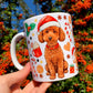 Prémium kerámia bögre kézzel rajzolt és festett Toy Poodle illusztrációval – Mikulássapkás, mosolygó, göndör szőrű uszkár portréval és egész alakos karácsonyi kutyás grafikával. Kézműves magyar termék kutyabarátoknak és ünnepi uszkár ajándéknak.