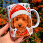Barna Toy Poodle kutyás karácsonyi kerámia bögre részletgazdag, kézzel rajzolt akvarellmotívumokkal. A Mikulássapkás uszkár portréja élethű, meleg tónusú és szerethető. Kézműves magyar kutyás ajándék karácsonyra.