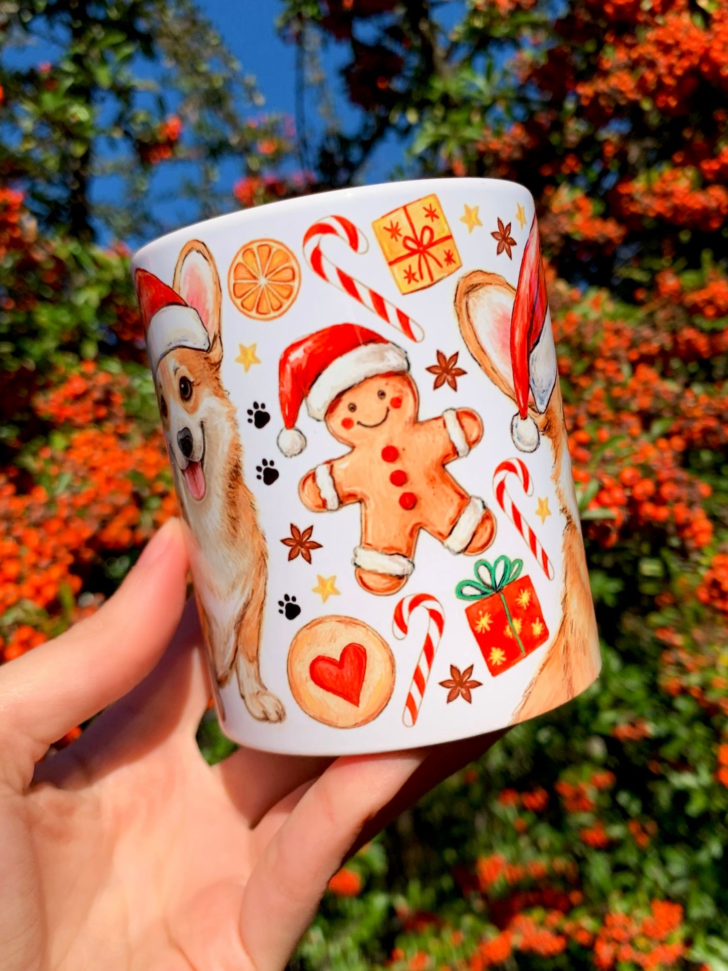 Kézzel festett Corgi bögre karácsonyi mintával, mézeskalács, cukorpálca és piros szív motívumokkal – egyedi iparművészet tacskó- és corgi-rajongóknak.