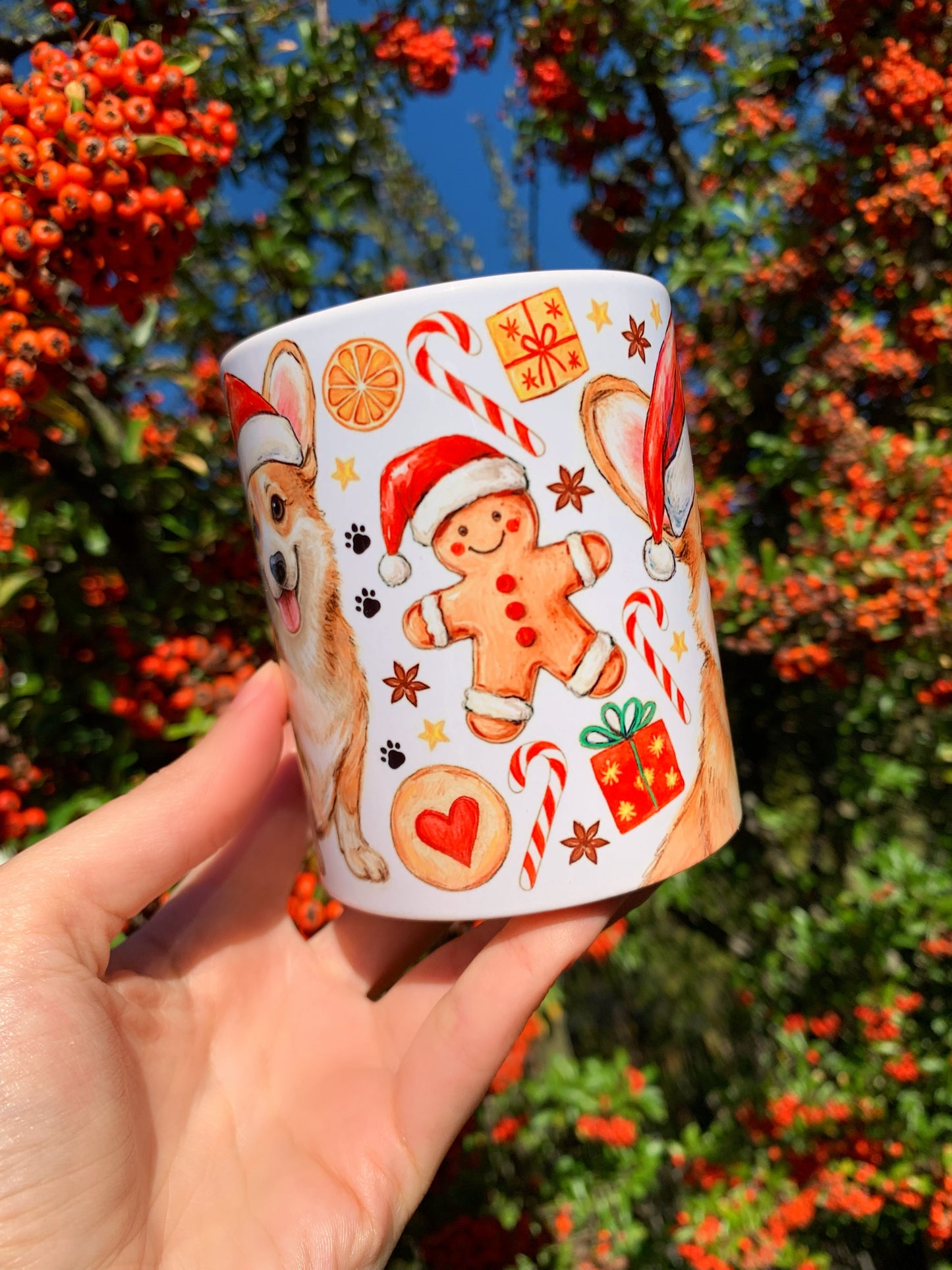 Magyar kézműves Corgi bögre, karácsonyi hangulatú mézeskalács figurákkal és kedves Corgi arccal – prémium kerámia ajándék kutyabarátoknak.