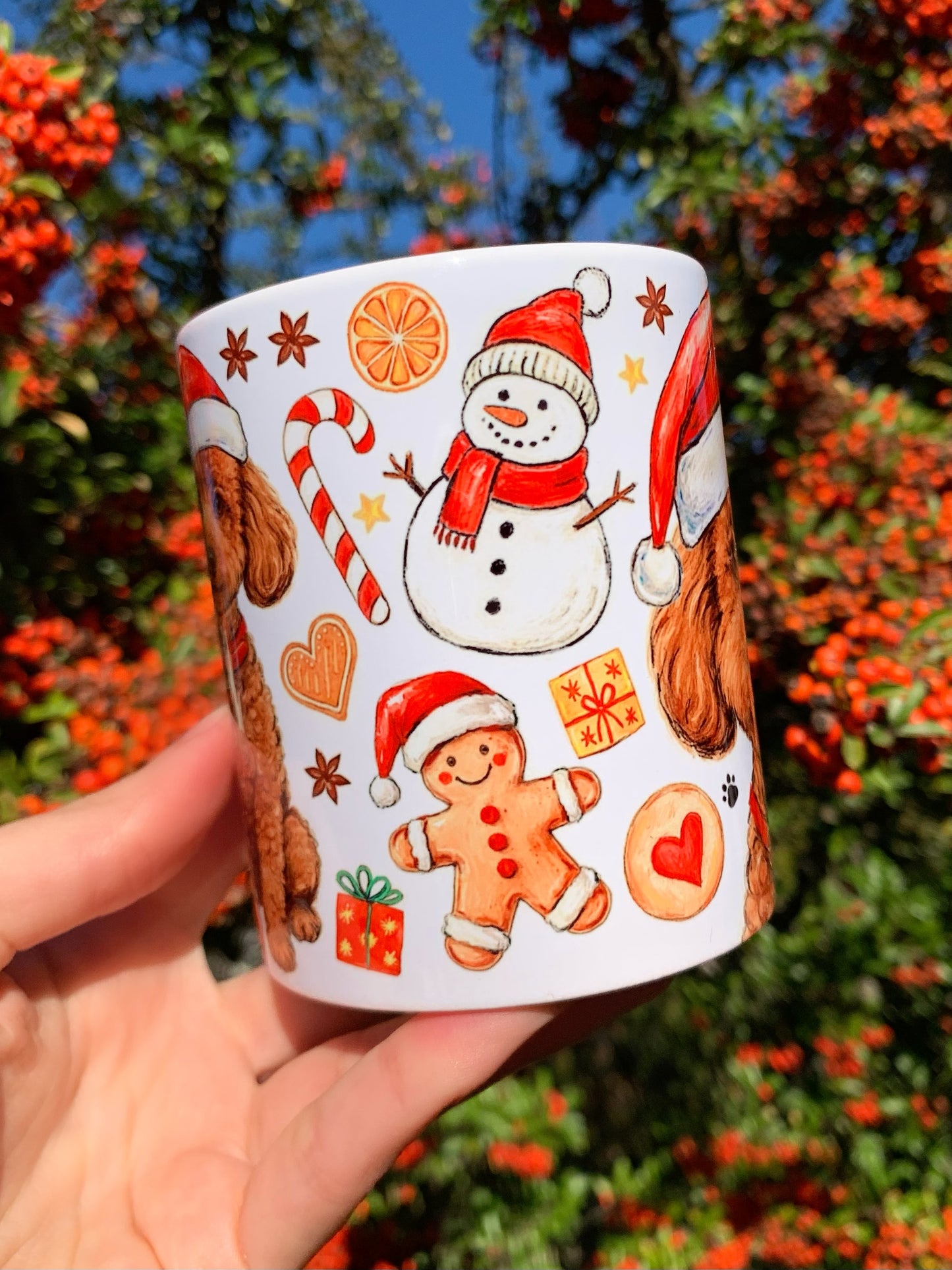 Kézzel festett Toy Poodle kutyás karácsonyi bögre élénk színekkel, akvarelles részletekkel és ünnepi motívumokkal. A barna, göndör szőrű uszkár portréja és teljes alakos grafikája romantikus, meghitt karácsonyi hangulatot teremt. Tökéletes ajándék uszkár gazdiknak.