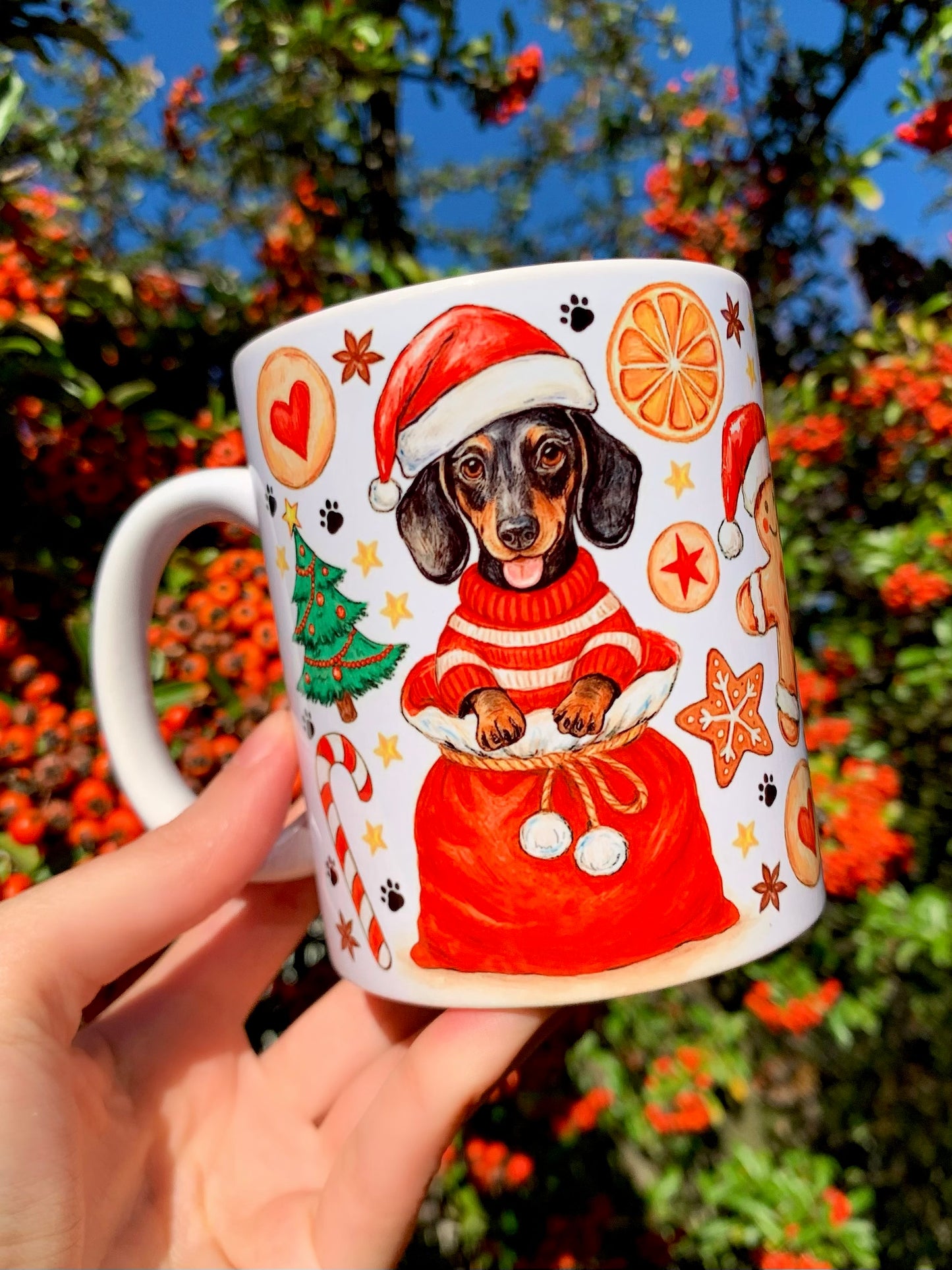 Karácsonyi Tacskós bögre - Kézzel festett Tacskó Mikulás zsákkal és karácsonyi mintával