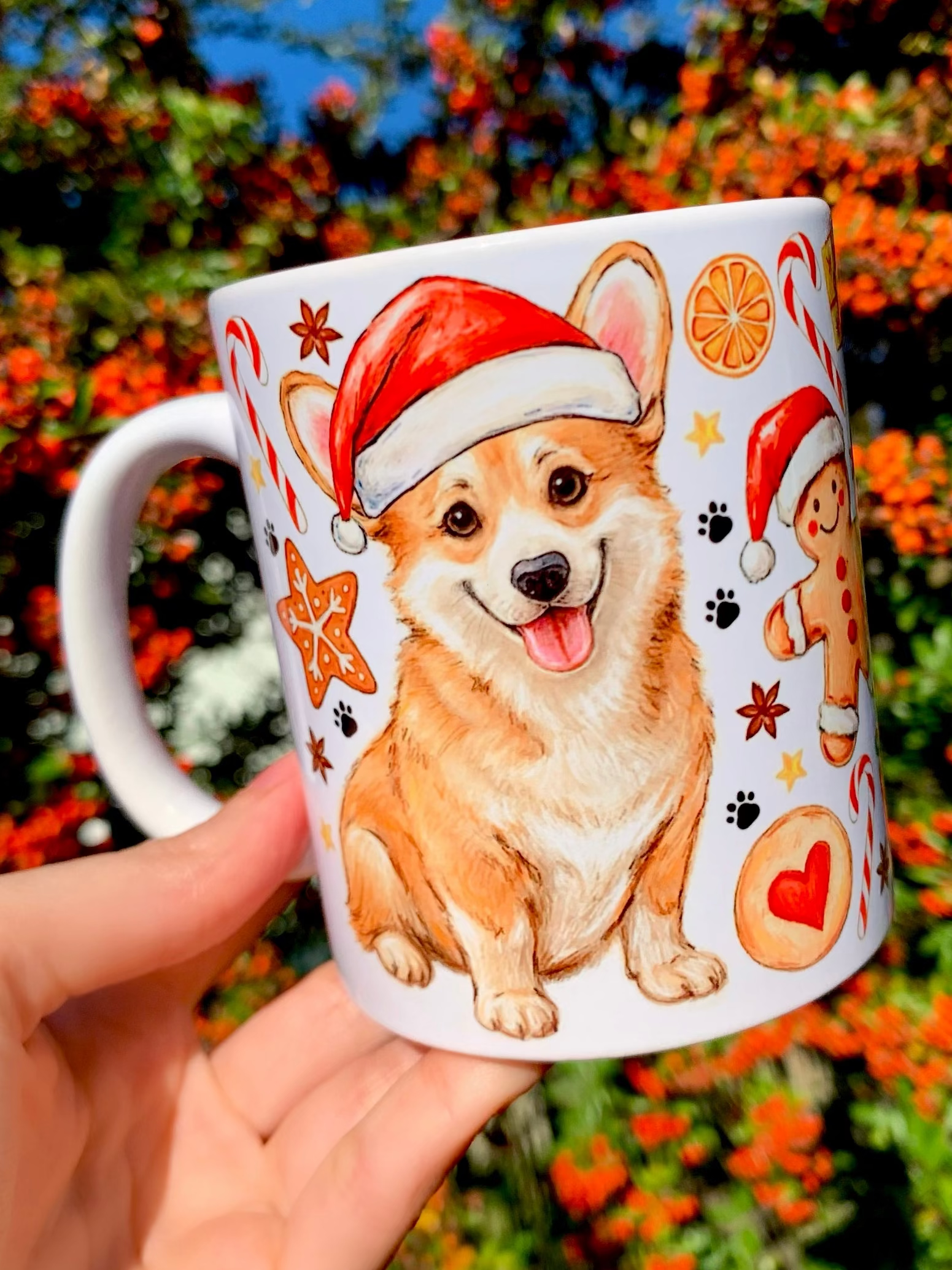 Kézzel festett Corgi bögre karácsonyi mintával, mézeskalács, cukorpálca és piros szív motívumokkal – egyedi iparművészet tacskó- és corgi-rajongóknak.