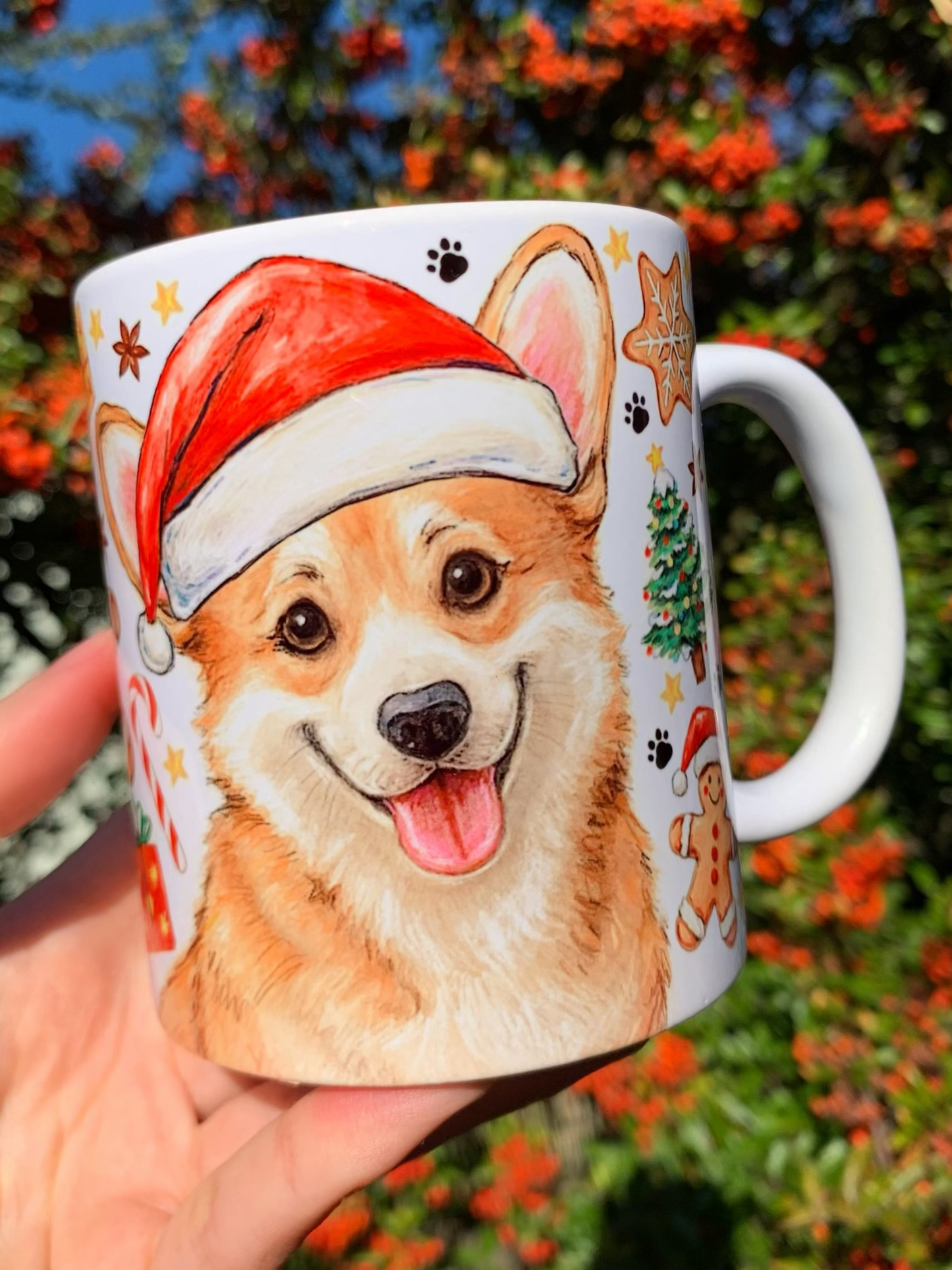 Kézzel festett karácsonyi Corgi mintás kerámia bögre, egyedi magyar iparművészeti termék Pusztai Jucitól, részletgazdag akvarell Corgi portréval, mézeskalács figurákkal és karácsonyi motívumokkal. Prémium kézműves “corgi ajándék gazdiknak” – tökéletes kutyás karácsonyi ajándék ötlet.