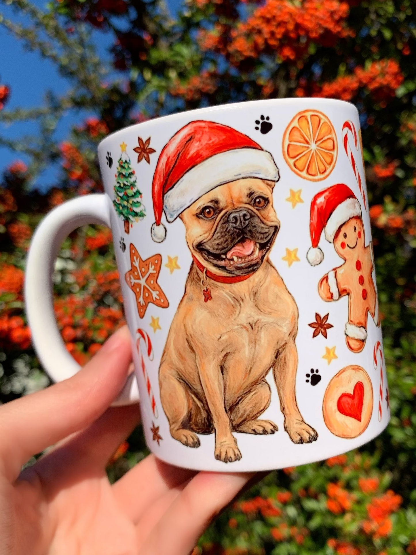 Francia bulldogos kerámia bögre nyomott orrú, nagy fülű bulldog illusztrációval és kézzel rajzolt karácsonyi háttérmintákkal. Egyedi magyar kézműves kutyás ajándék teához és kávéhoz.