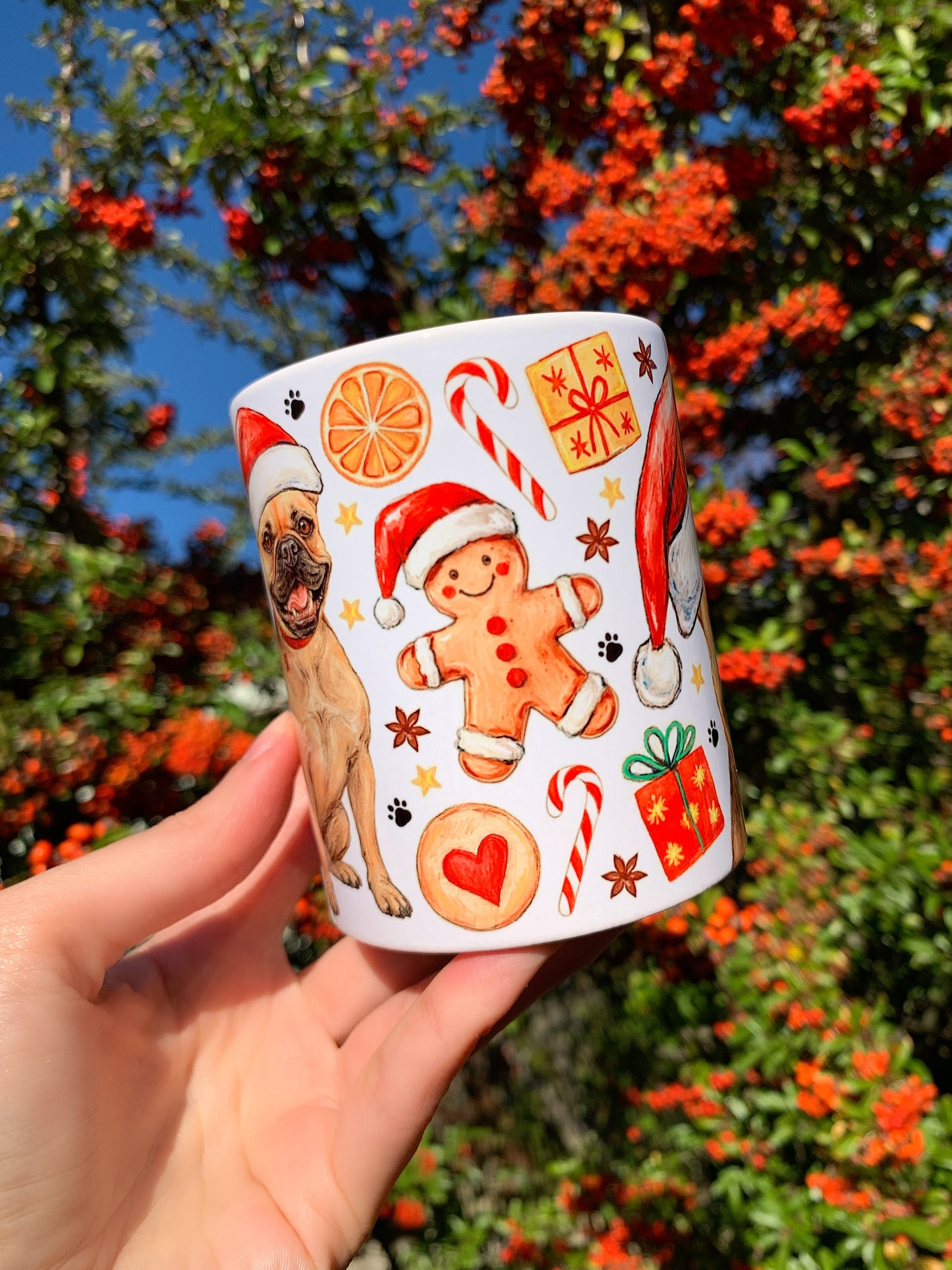 Francia bulldog kutyás karácsonyi kerámia bögre részletgazdag portréval, mézeskalács és fenyőág mintákkal körbevéve. Ideális ünnepi ajándék bulldog gazdiknak és kutyabarátoknak.