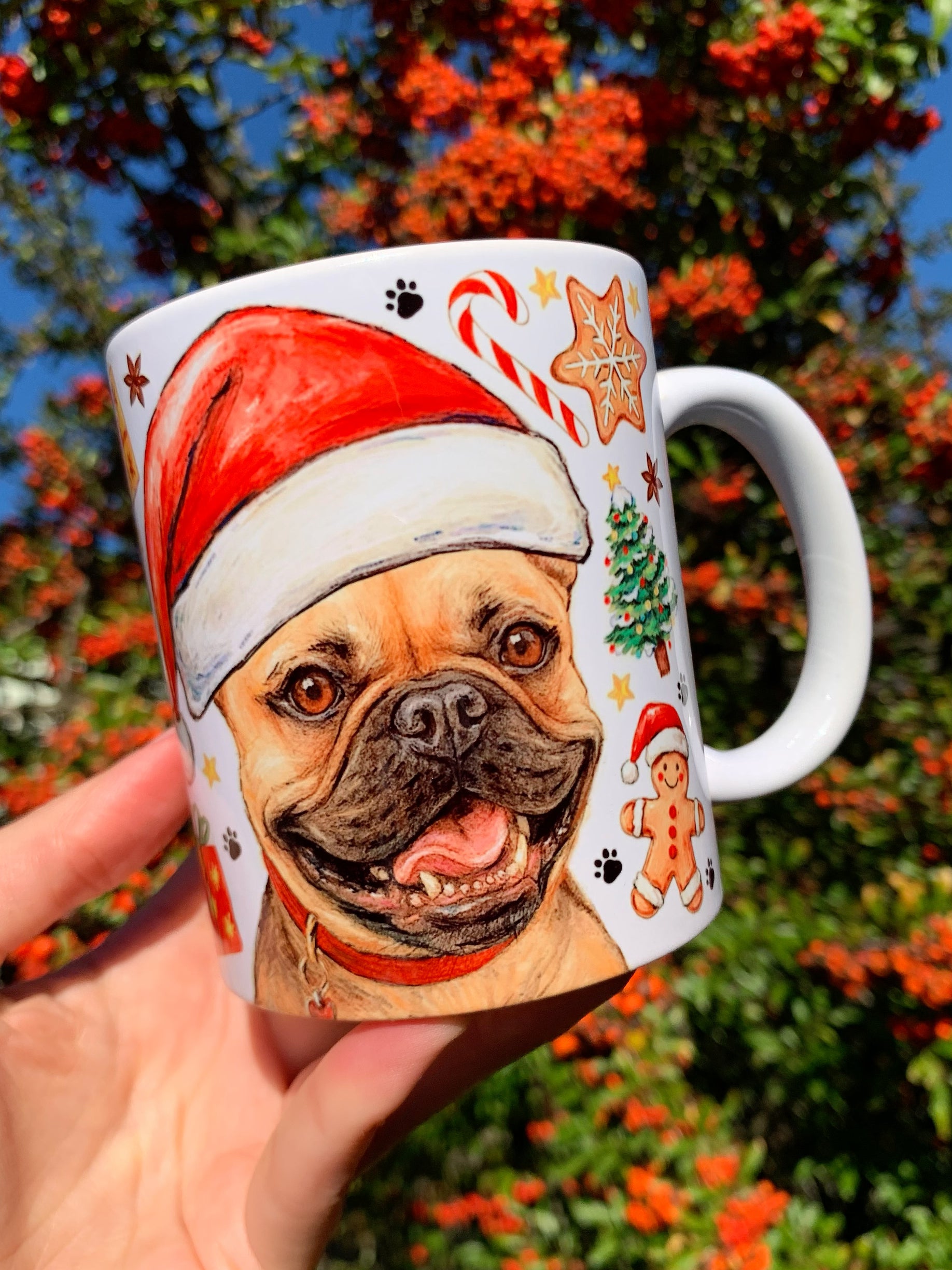 Karácsonyi francia bulldogos bögre nyomott orrú kutyus illusztrációjával, piros-zöld ünnepi hátterekkel és kézzel rajzolt dekorral. Egyedi magyar kézműves kutyás ajándék karácsonyra.