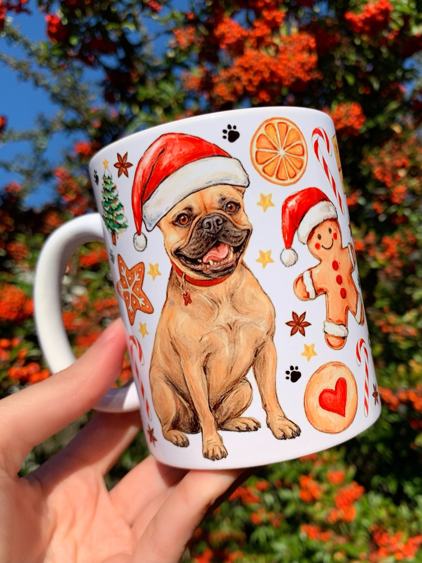 Kézzel festett francia bulldog illusztráció karácsonyi bögrén, akvarell technikával készítve. Ünnepi hangulatú kutyás bögre prémium kerámiából, tökéletes meglepetés bulldogosoknak.