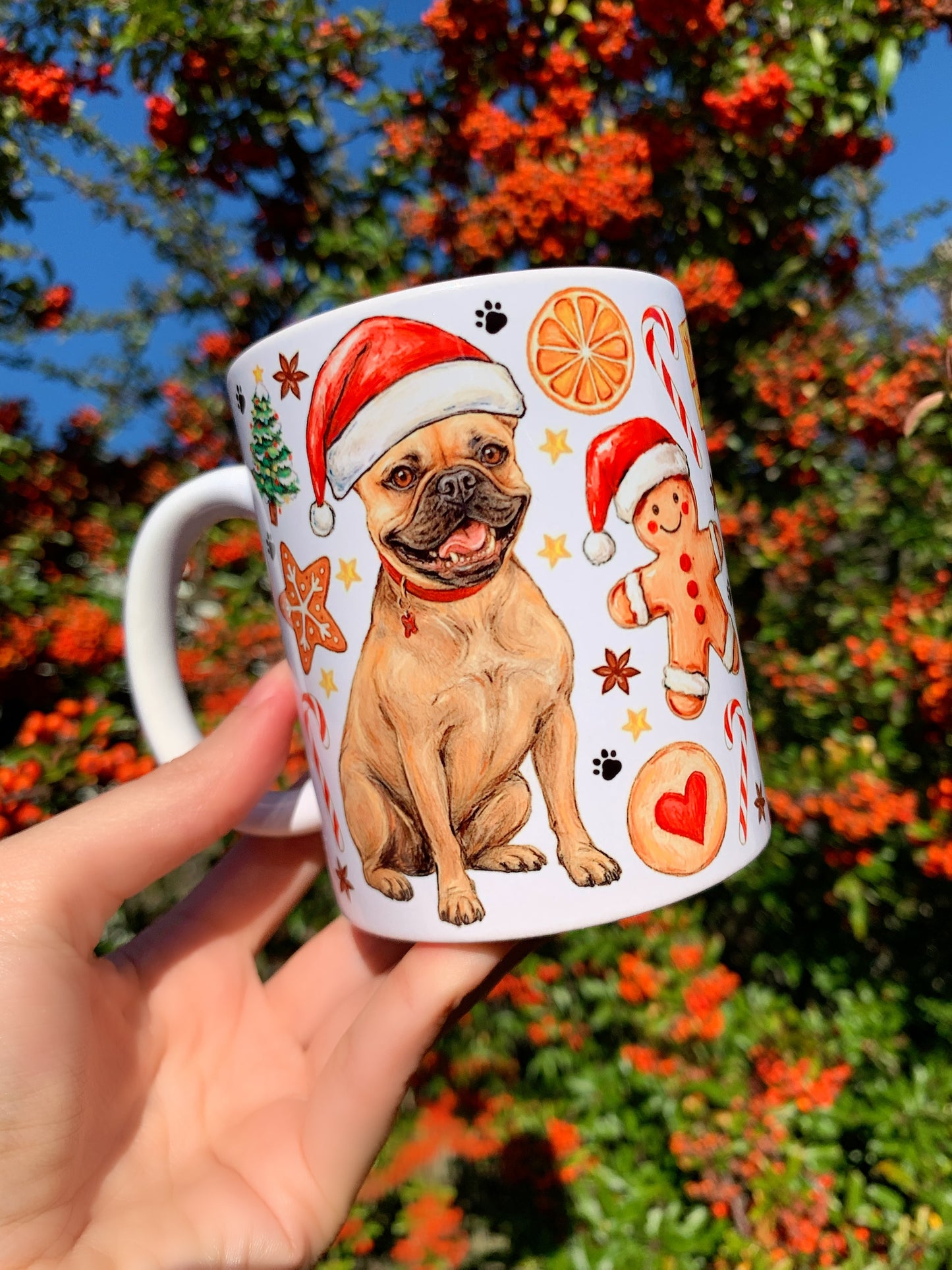 Prémium minőségű francia bulldogos bögre karácsonyi illusztrációkkal: mosolygó bulldog, mézeskalács, fenyőág és harang motívumok, kézzel festett akvarell stílusban. Egyedi magyar kutyás ajándék.