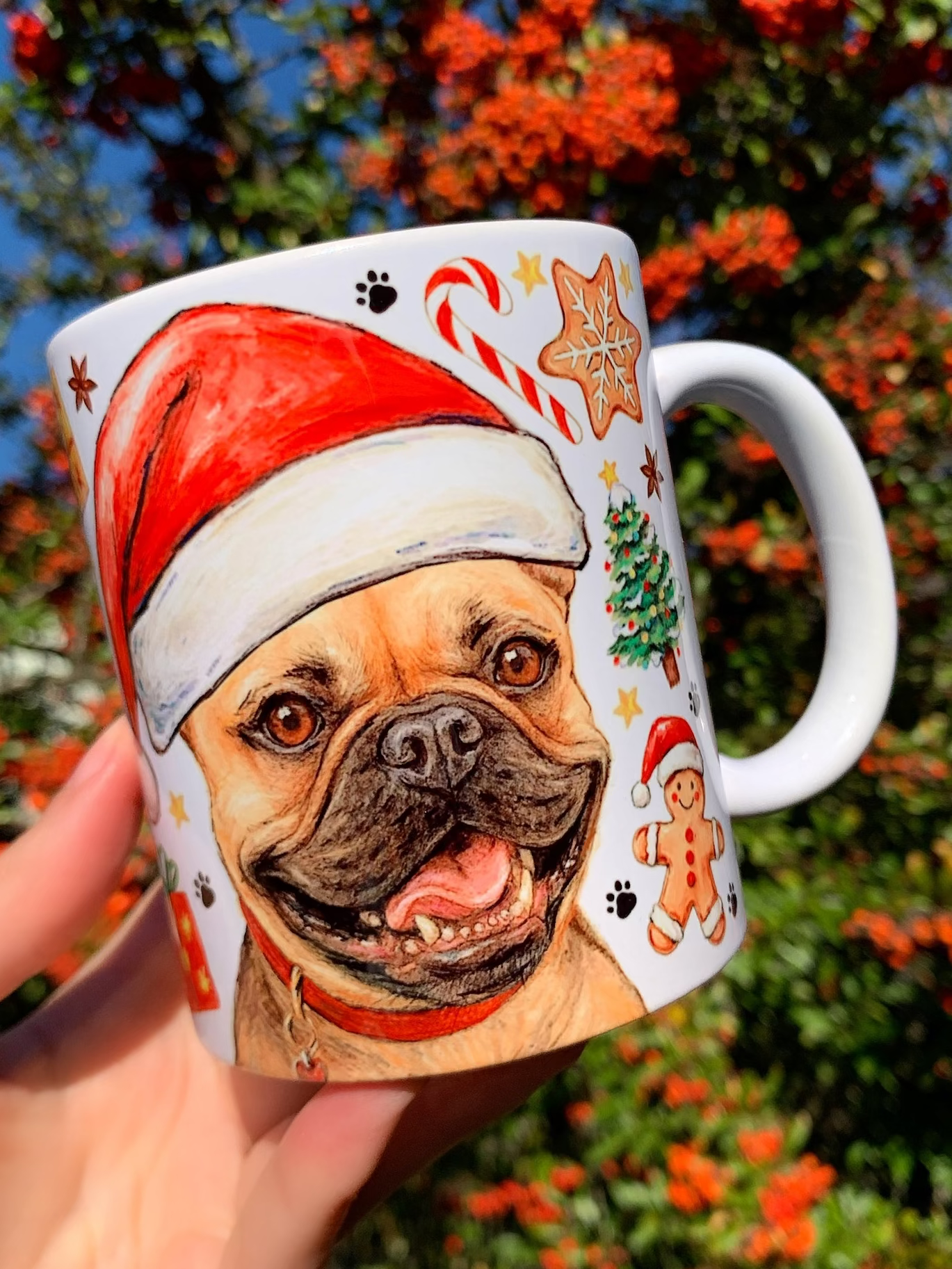 Kézzel festett karácsonyi francia bulldogos bögre bézs–zsemleszínű, mosolygó kutyaportréval; mézeskalács, karácsonyi cukorka és ünnepi motívumok díszítik. Prémium kutyás ajándék francia bulldog gazdiknak.