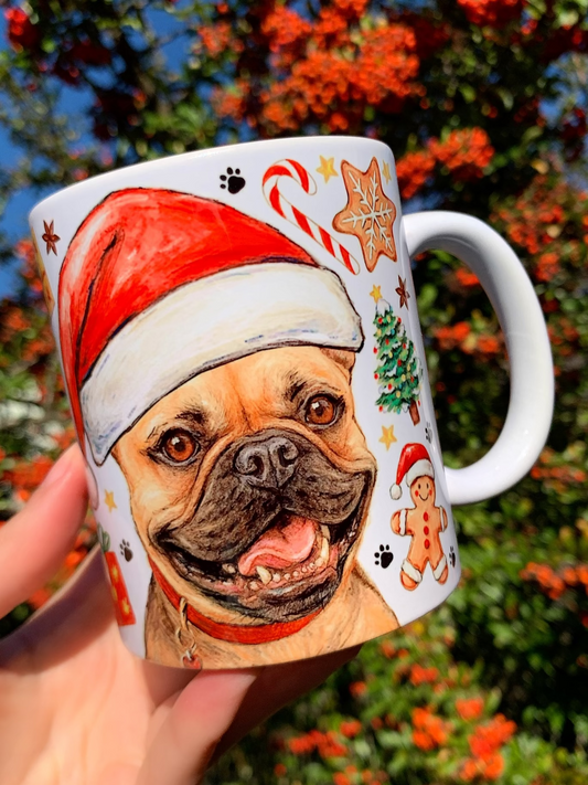 Kézzel festett karácsonyi francia bulldogos bögre bézs–zsemleszínű, mosolygó kutyaportréval; mézeskalács, karácsonyi cukorka és ünnepi motívumok díszítik. Prémium kutyás ajándék francia bulldog gazdiknak.