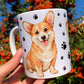 Prémium kerámia Corgi bögre, kétoldalas kézzel festett Corgi illusztrációval: közelről megrajzolt portré és egész alakos kutya, mancsnyomatos háttérrel. Tökéletes corgis ajándék minden gazdinak.