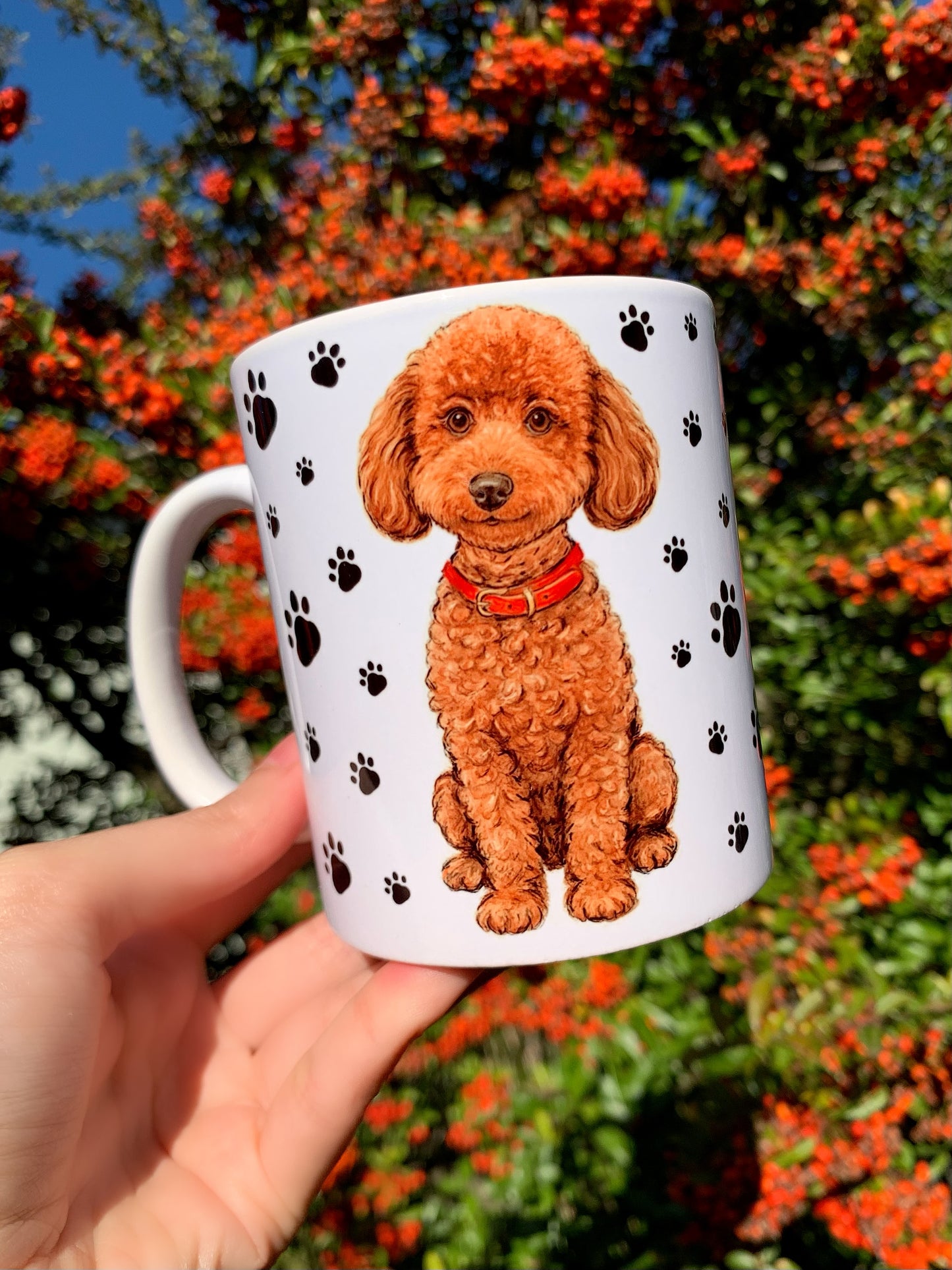 Kézzel festett Toy Poodle kutyás bögre fekete mancs mintával és piros nyakörves barna uszkár portréval, prémium magyar kézműves kerámián.