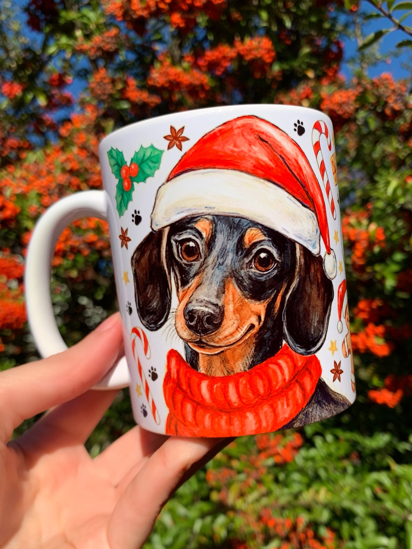 Karácsonyi Tacskós bögre - Kézzel festett Tacskó Mikulás sapkás és sálas karácsonyi mintával