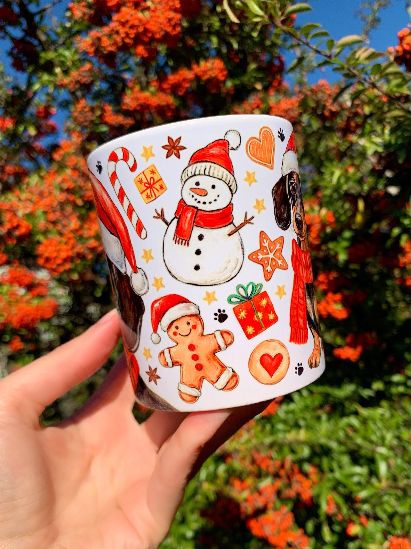 Karácsonyi Tacskós bögre - Kézzel festett Tacskó Mikulás sapkás és sálas karácsonyi mintával