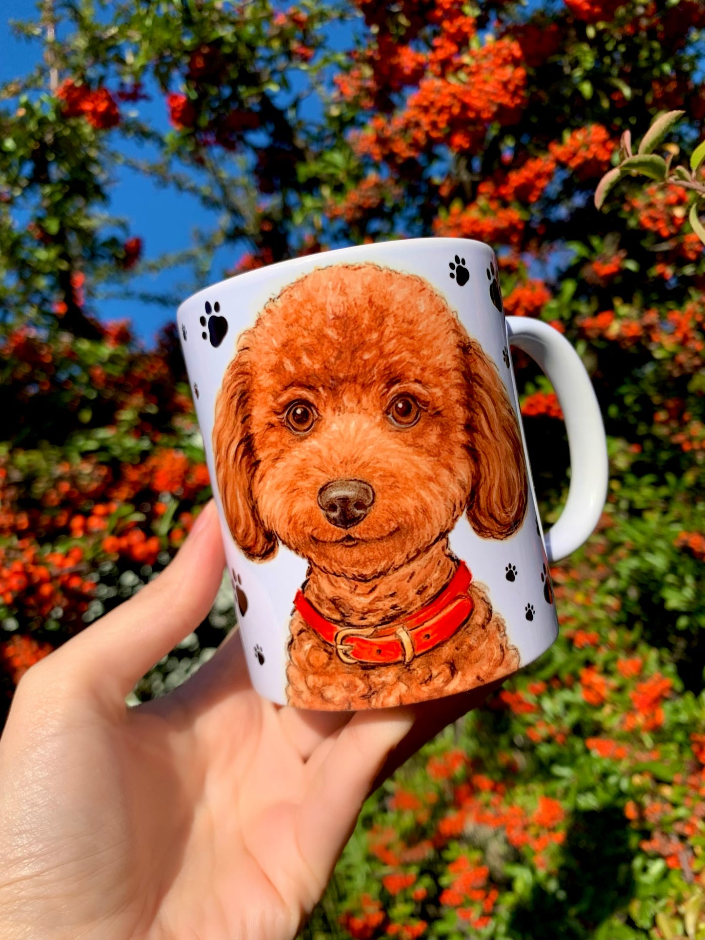 Toy Poodle gazdiknak készült kerámia bögre kézzel festett uszkár portréval és fekete mancs mintákkal, prémium kézműves minőségben.