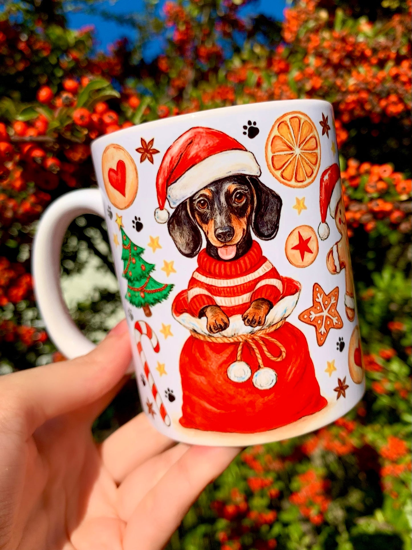 Karácsonyi Tacskós bögre - Kézzel festett Tacskó Mikulás zsákkal és karácsonyi mintával